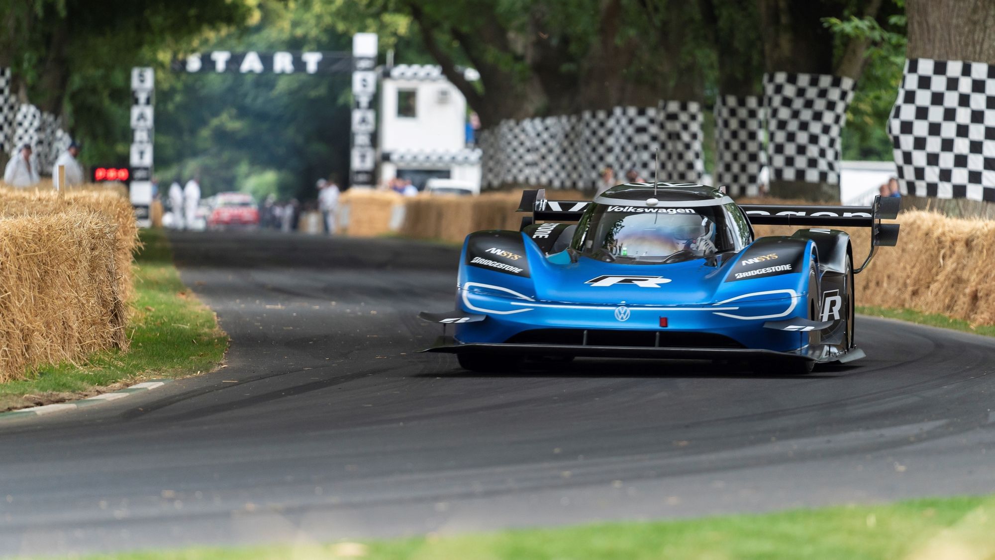 Romain Dumas i første kurve i bakkeløpet Goodwood Festival of Speed.