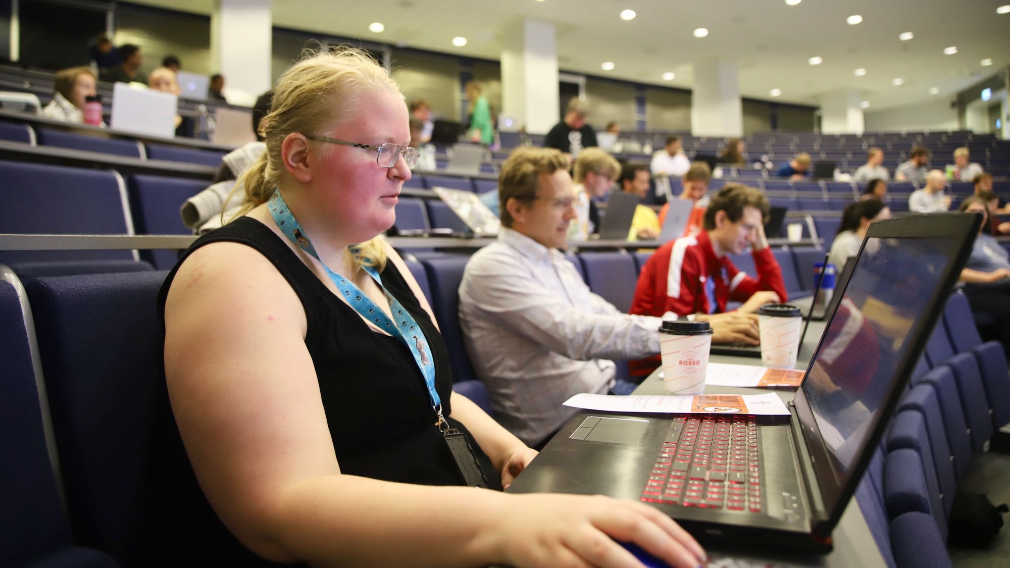 Fra venstre: Studentene Ann Helen Storholt Wølner og Carl Boehlke møtte opp på universitetet Oslomet allerede første uka i august for å få med seg konsulentselskapet Praqmas kurs i devops og continuous delivery.