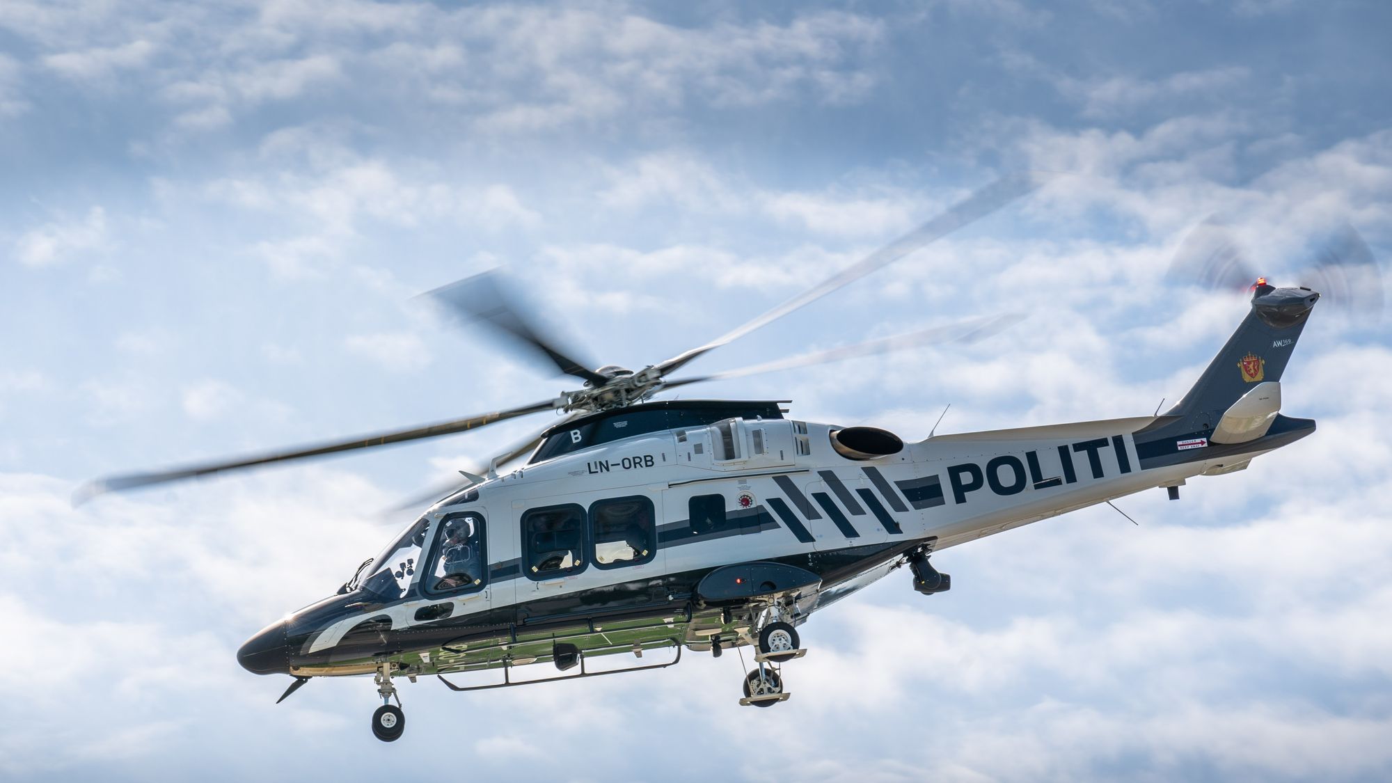 Nytt politihelikopter av typen AW169 over basen på Gardermoen.