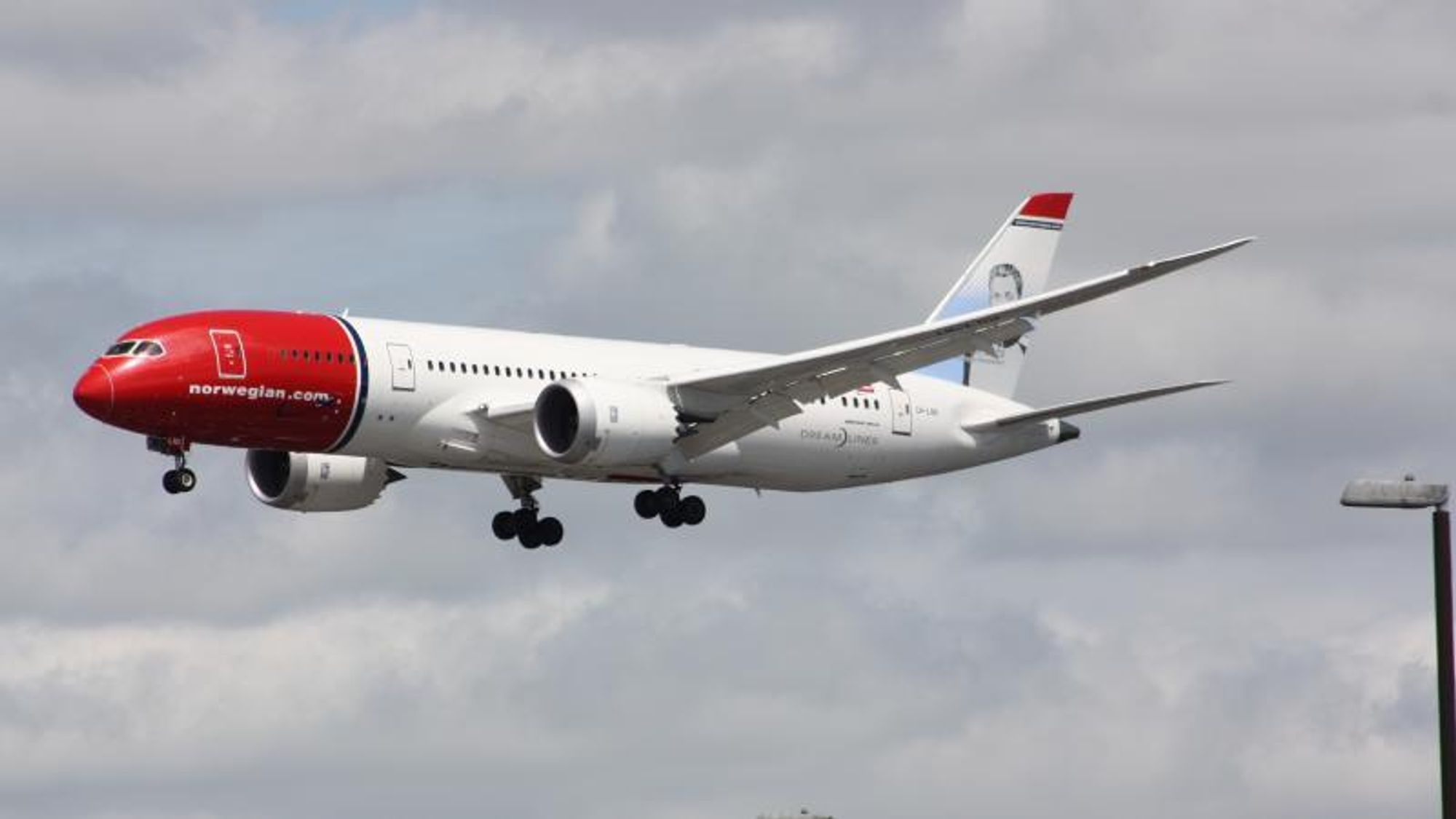 Norwegians Boeing 787-8 LN-LND, som mistet motordeler over en forstad ved Roma, fotografert i 2015.