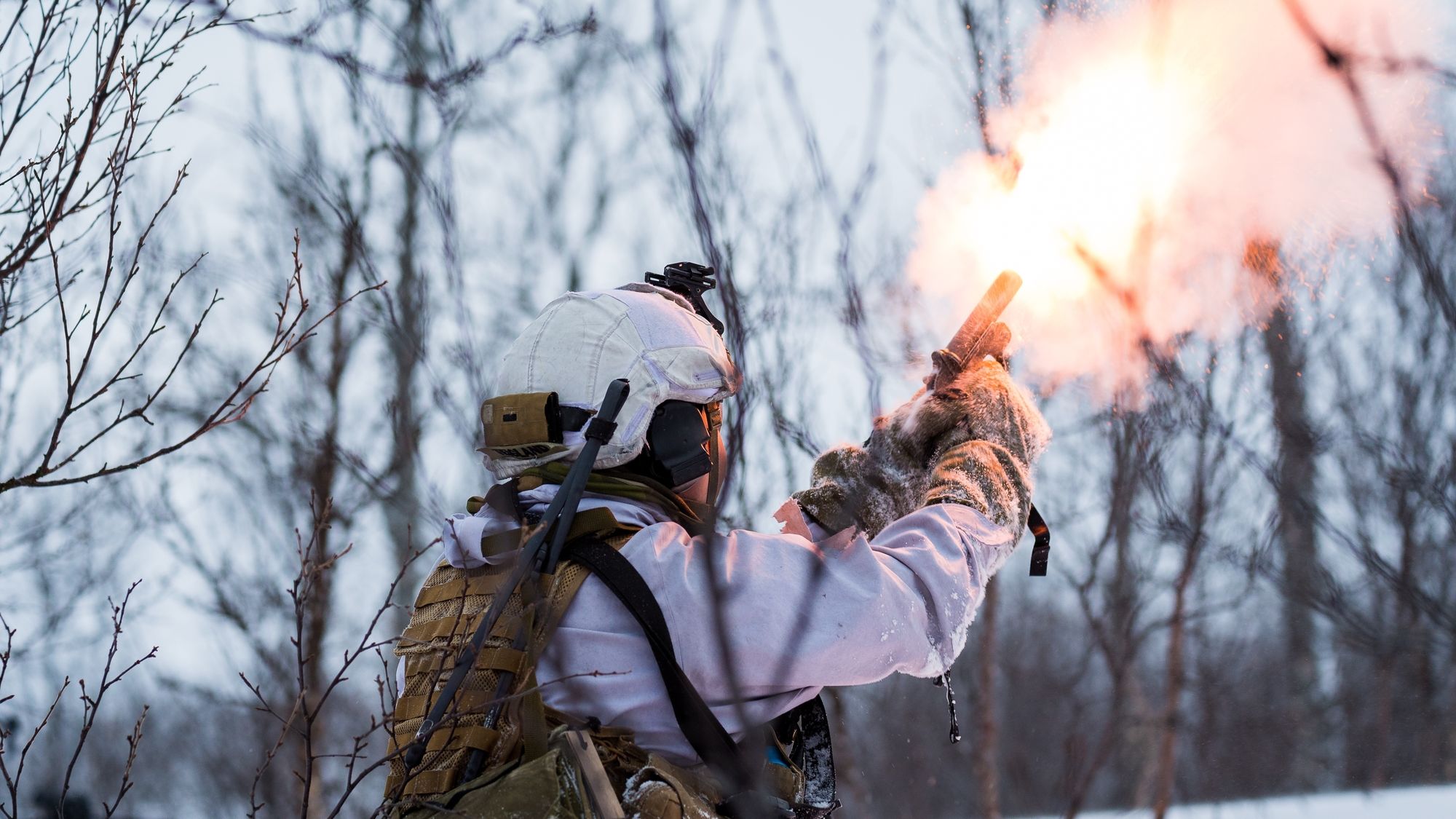 Soldat fra Brigade Nords 2. bataljon avfyrer en signalpistol.