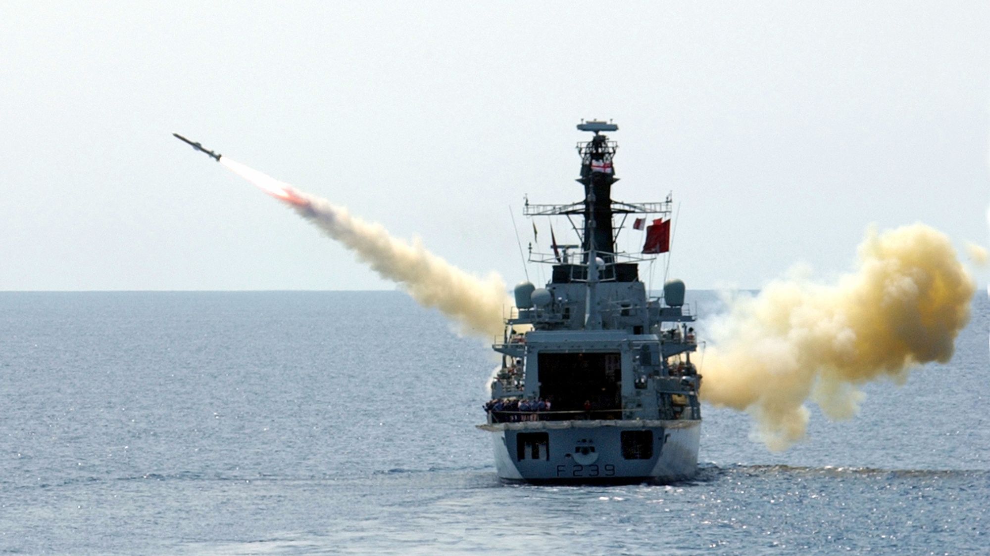 Type 23-fregatten HMS «Richmond» avfyrer et Harpoon-missil.