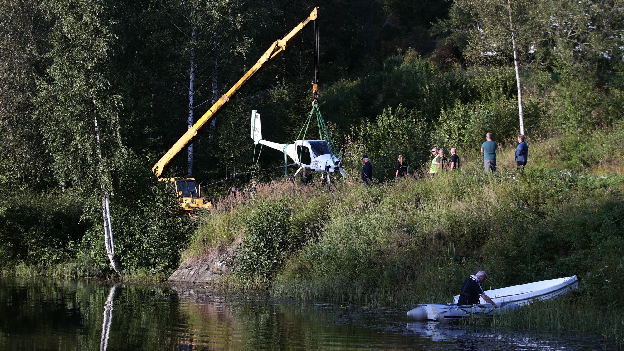 Avinors elfly heises opp fra vannet etter nødlandingen 14. august.