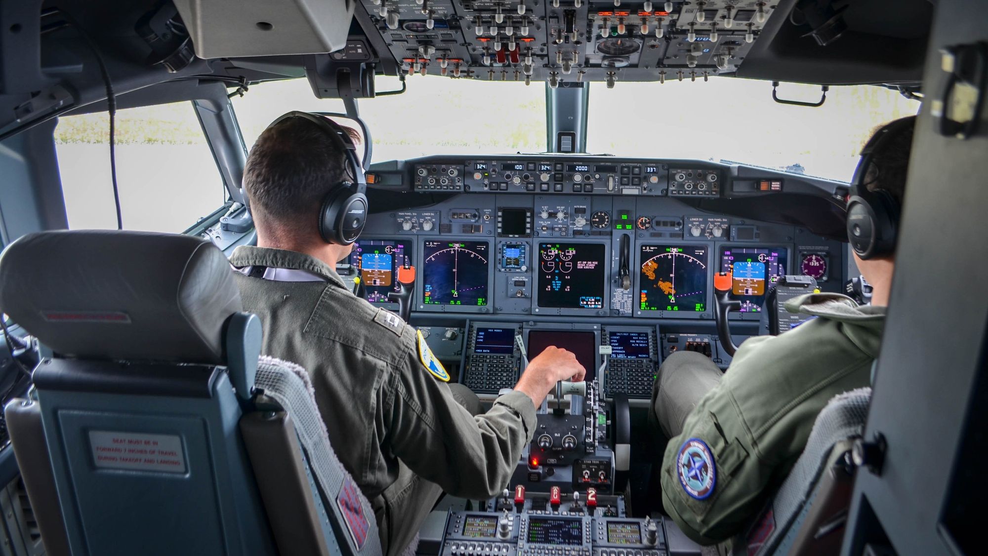 I cockpit på en amerikansk P-8 Poseidon under MPA-øvelsen Dynamic Mongoose på Andøya i juli.