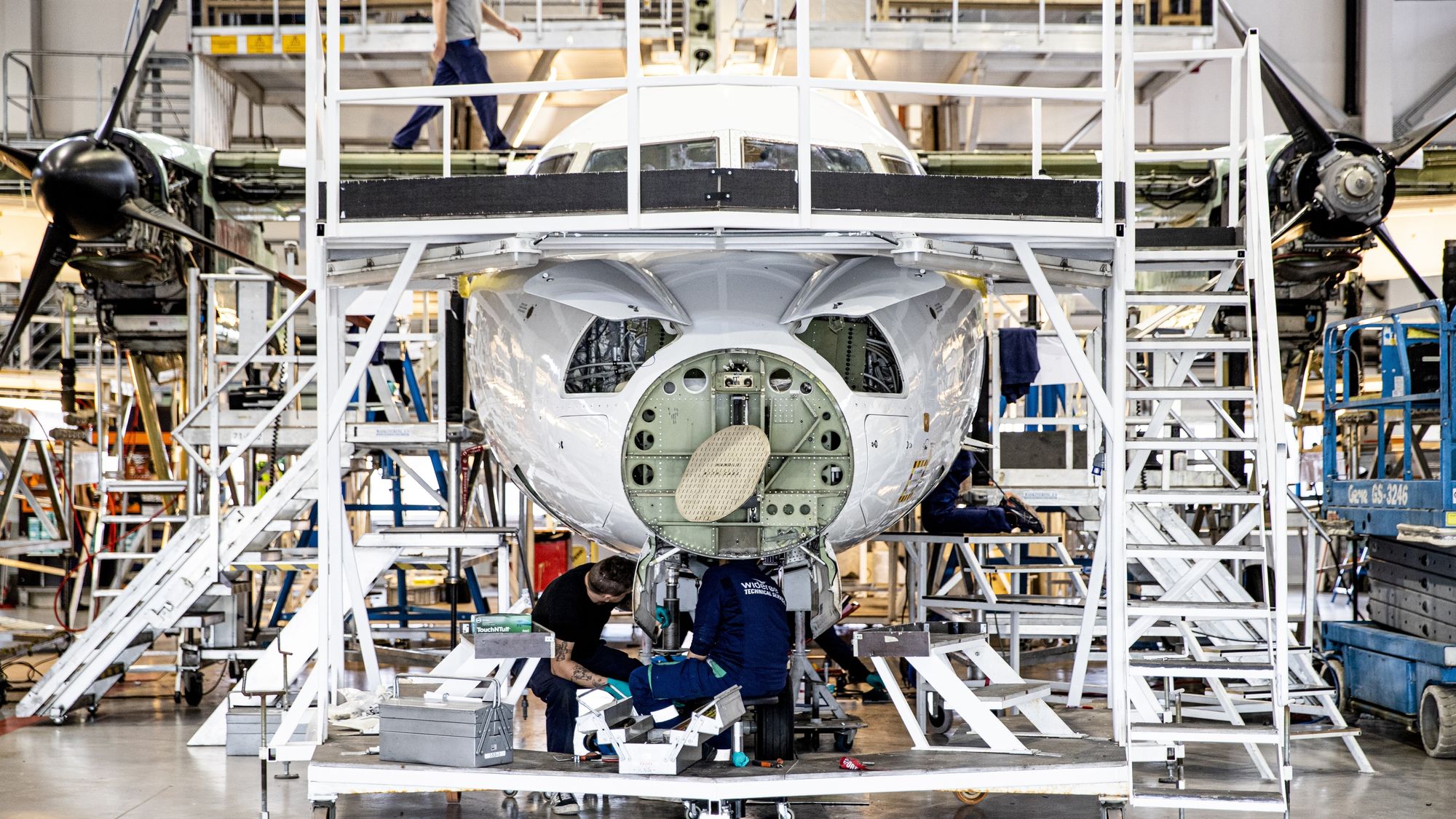 C-sjekk på en de Havilland Dash-8 i verkstedhangaren til Widerøe Technical Services AS i Bodø. Dette er fly som etter planen skal få elektriske erstattere om ti års tid.