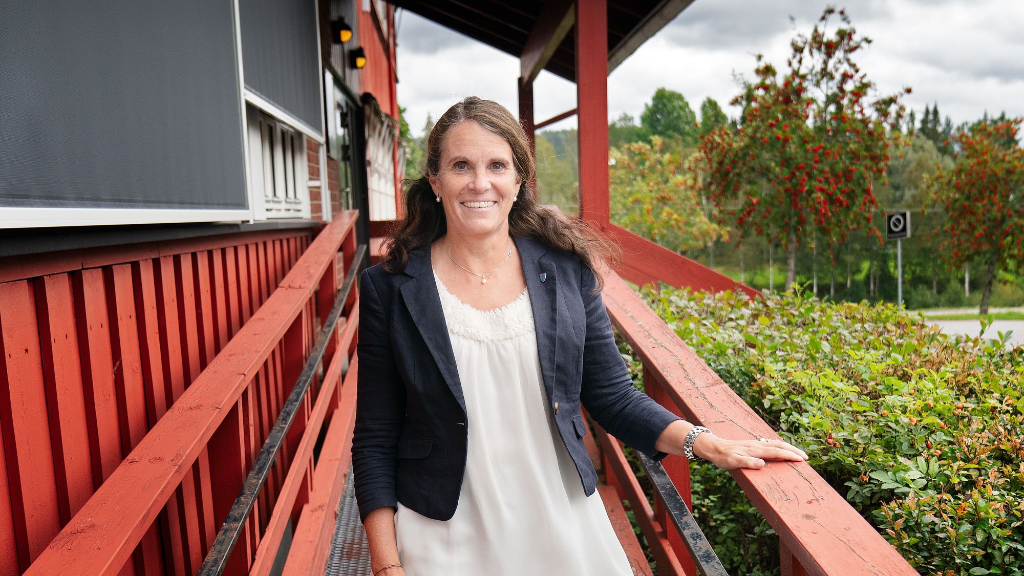 Huff, skal du ta bilde her? Rekkverket flasser jo maling! Rådmann Anne Kirsti Johnsen i Rømskog kommune har stort sett kontroll på vedlikeholdet, men rekkverket på kommunehuset trenger maling.