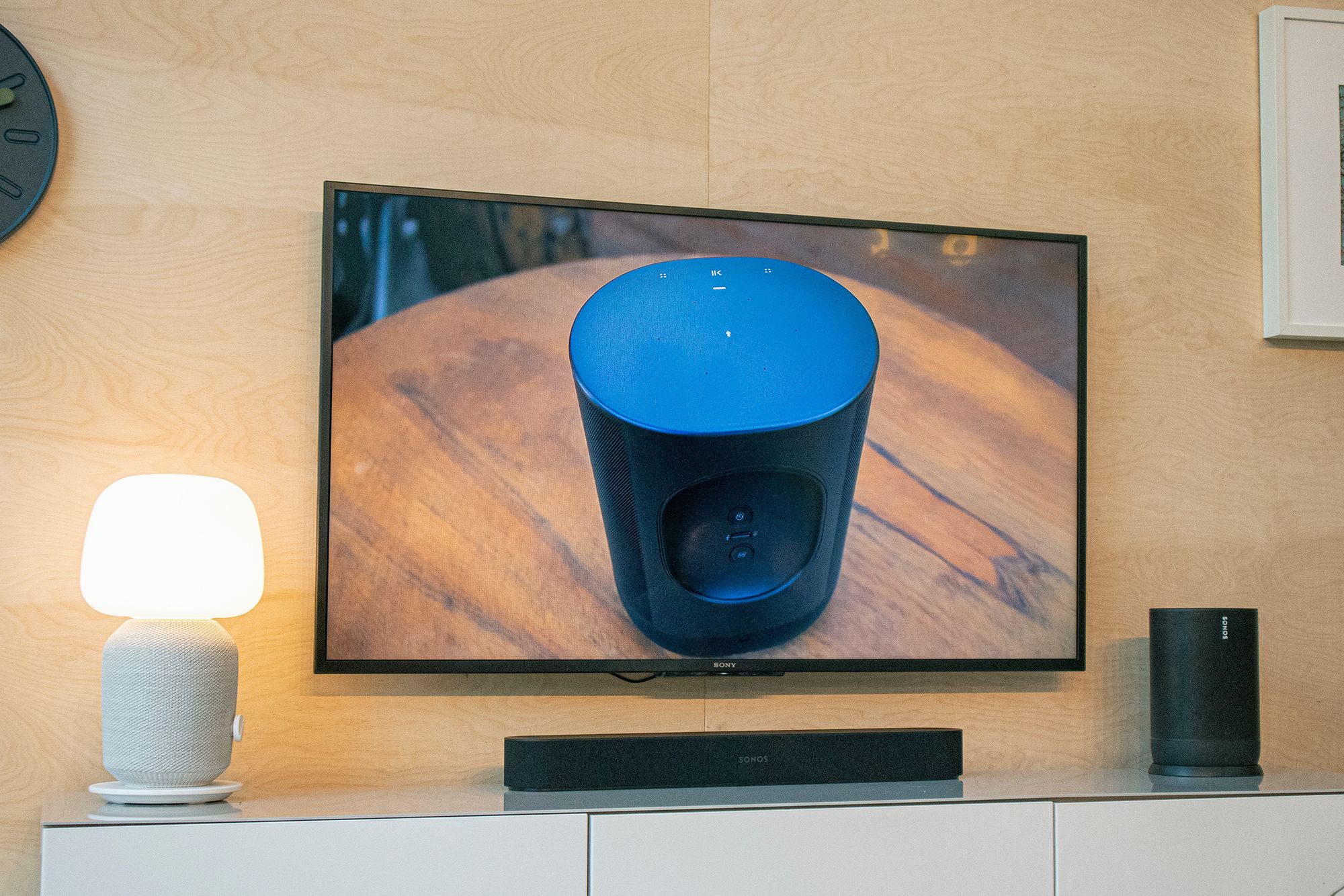 Det er ikke lenge siden Sonos og IKEA lanserte to nye høyttalere som møbelgianten skal selge. Den ene, som også fungerer som en lampe, har her fått selskap av nye Moove på den andre siden av TV-en.