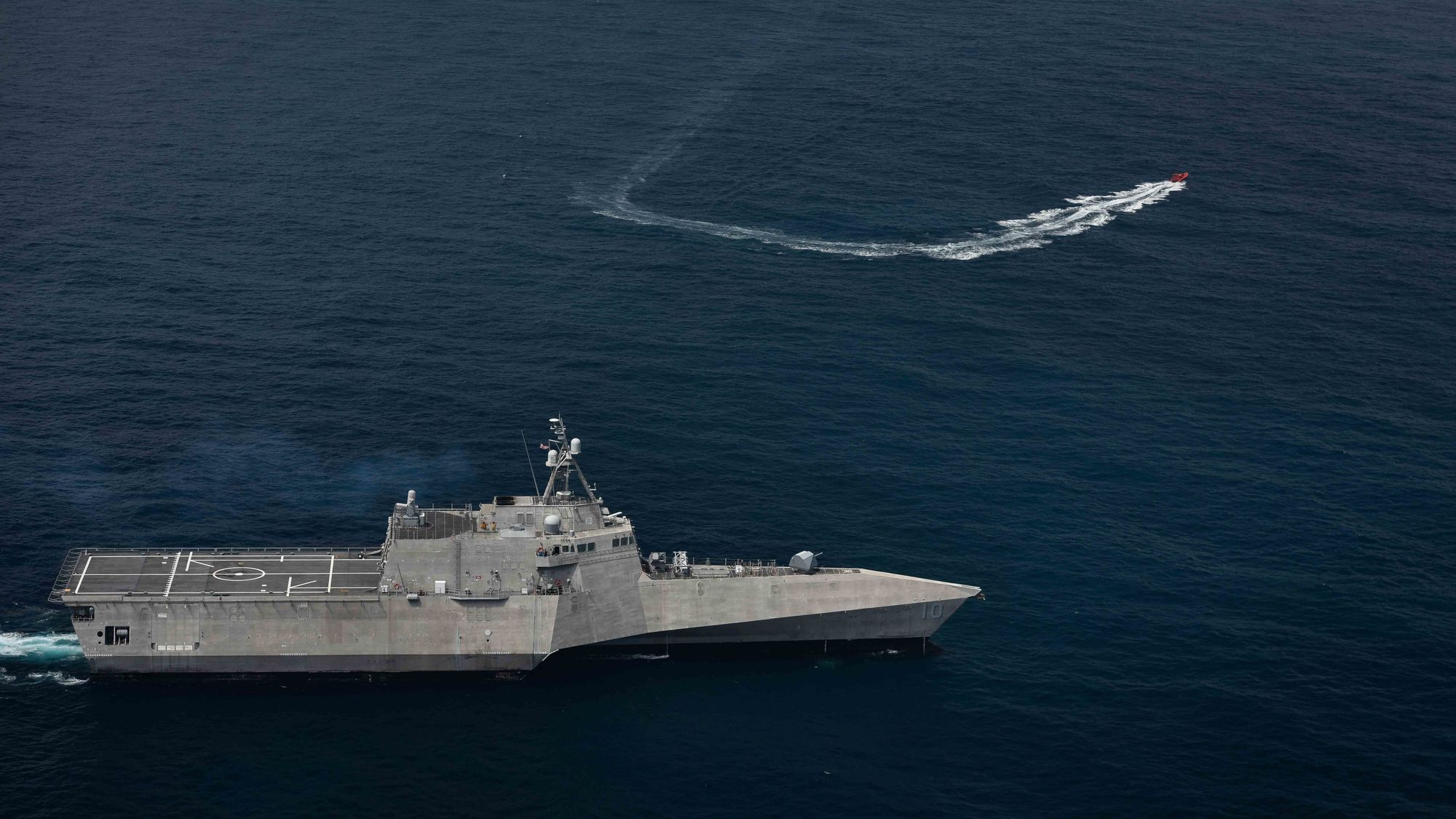 USS «Gabrielle Giffords» (LCS 10) øver på å bekjempe et ubemannet overflatefartøy.