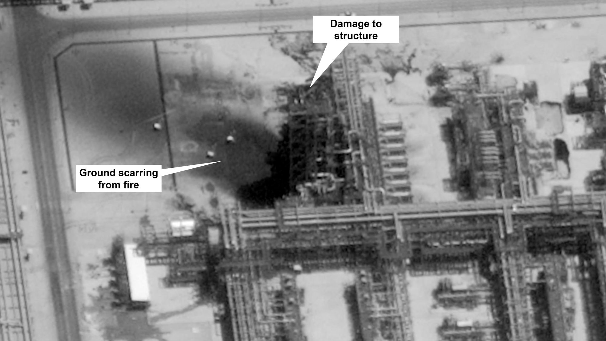 Amerikanske myndigheter har offentliggjort dette satellittbildet fra saudiarabiske Aramcos oljefelt i Buqyaq etter lørdagens angrep.