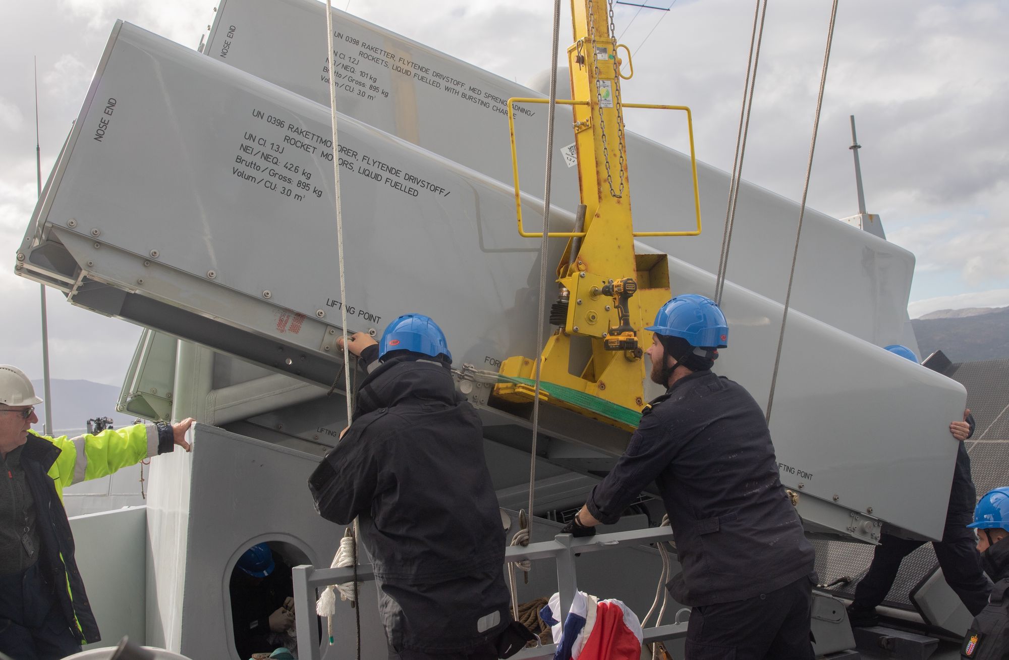 NSM-missilet som skulle skytes fra fregatten «Otto Sverdrup», hentes i Ramsund.