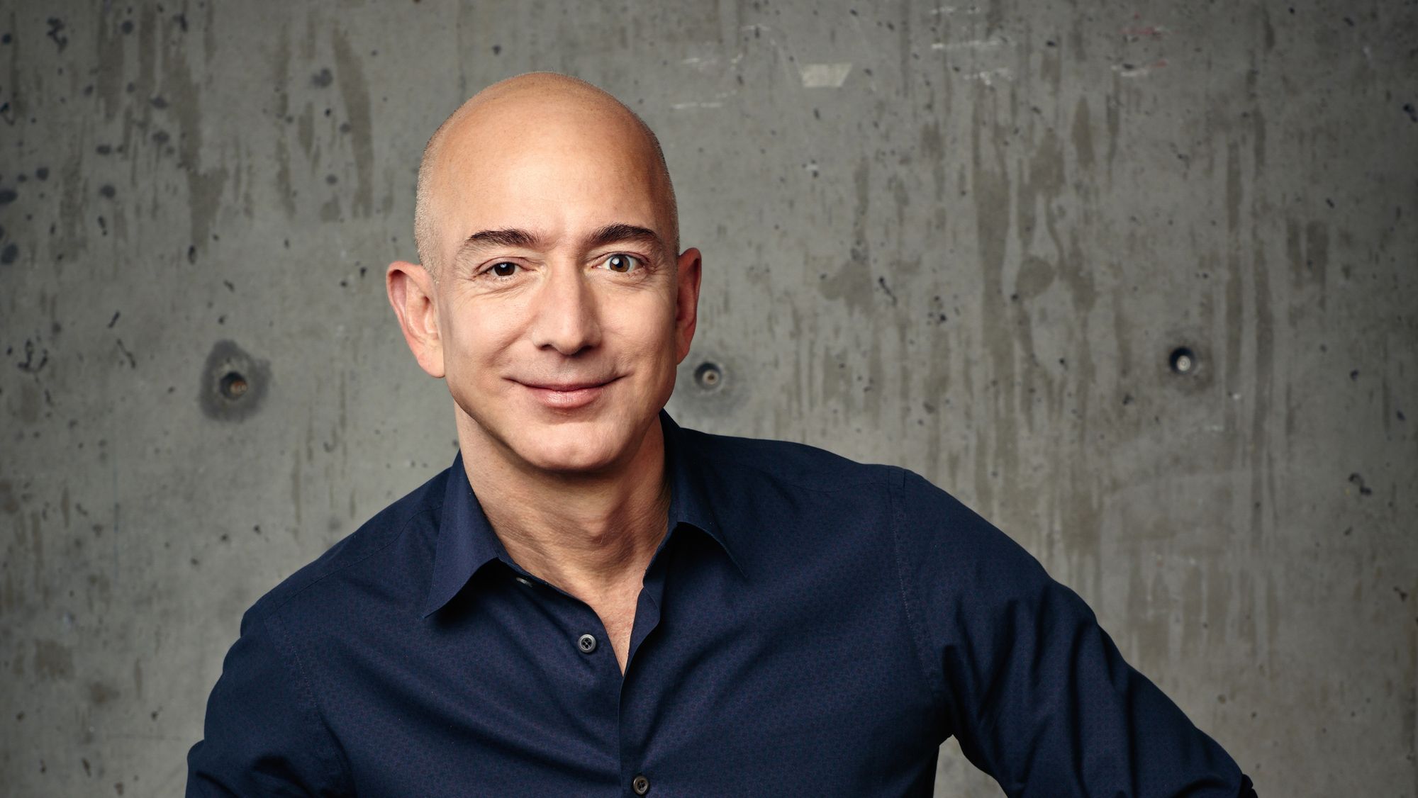 Amazon-sjef Jeff Bezos er verdens rikeste mann. Og verdens største elbil-kunde. 