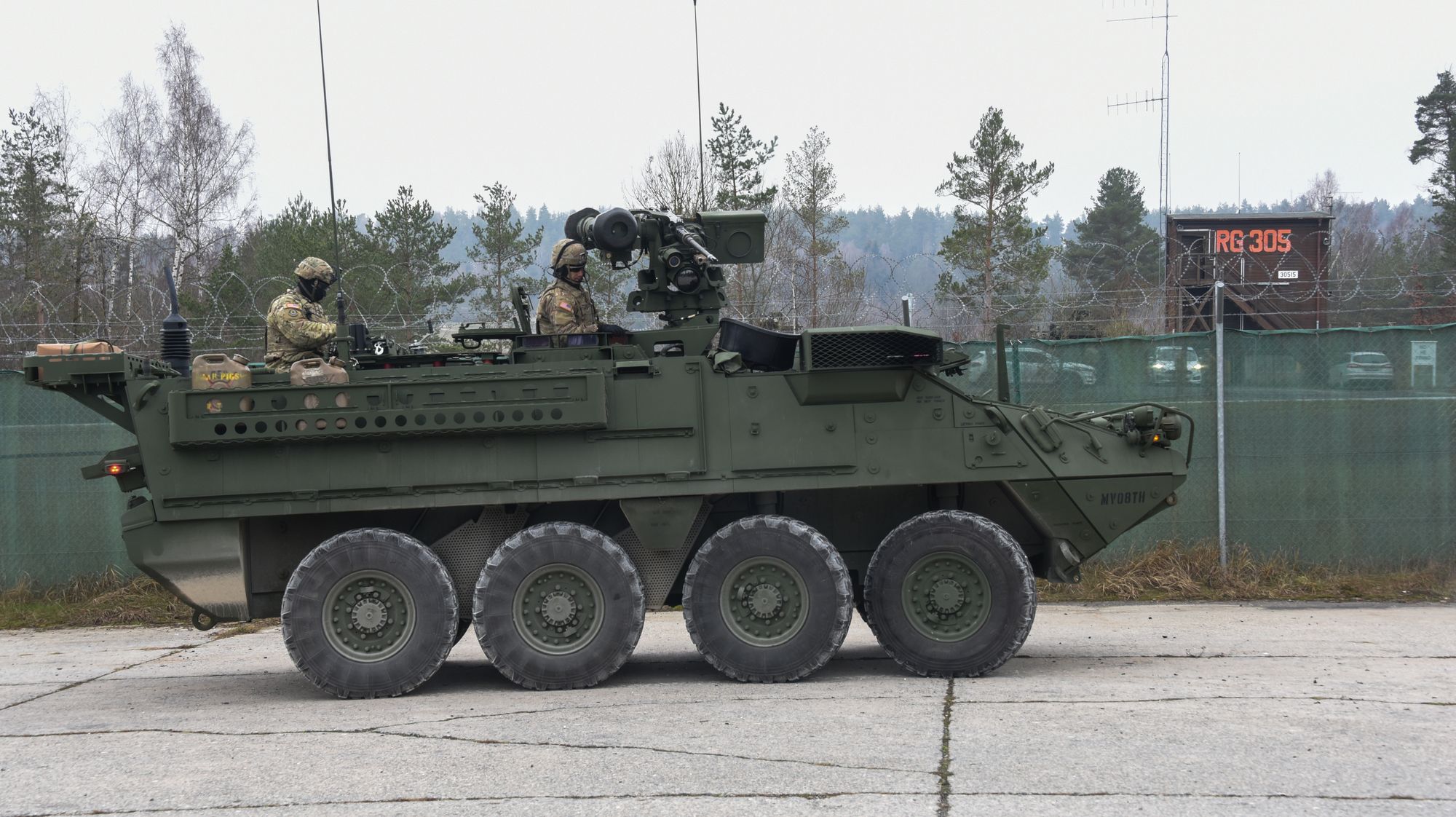 En Stryker PPK med Crows-J, en våpenstasjon med 12,7-millimeter mitraljøse og Javelin panservernmissil på en øvelse på Grafenwöhr Training Area, nordøst for Nürnberg i Tyskland, i desember 2018.

(U.S. Army photo by Markus Rauchenberger)