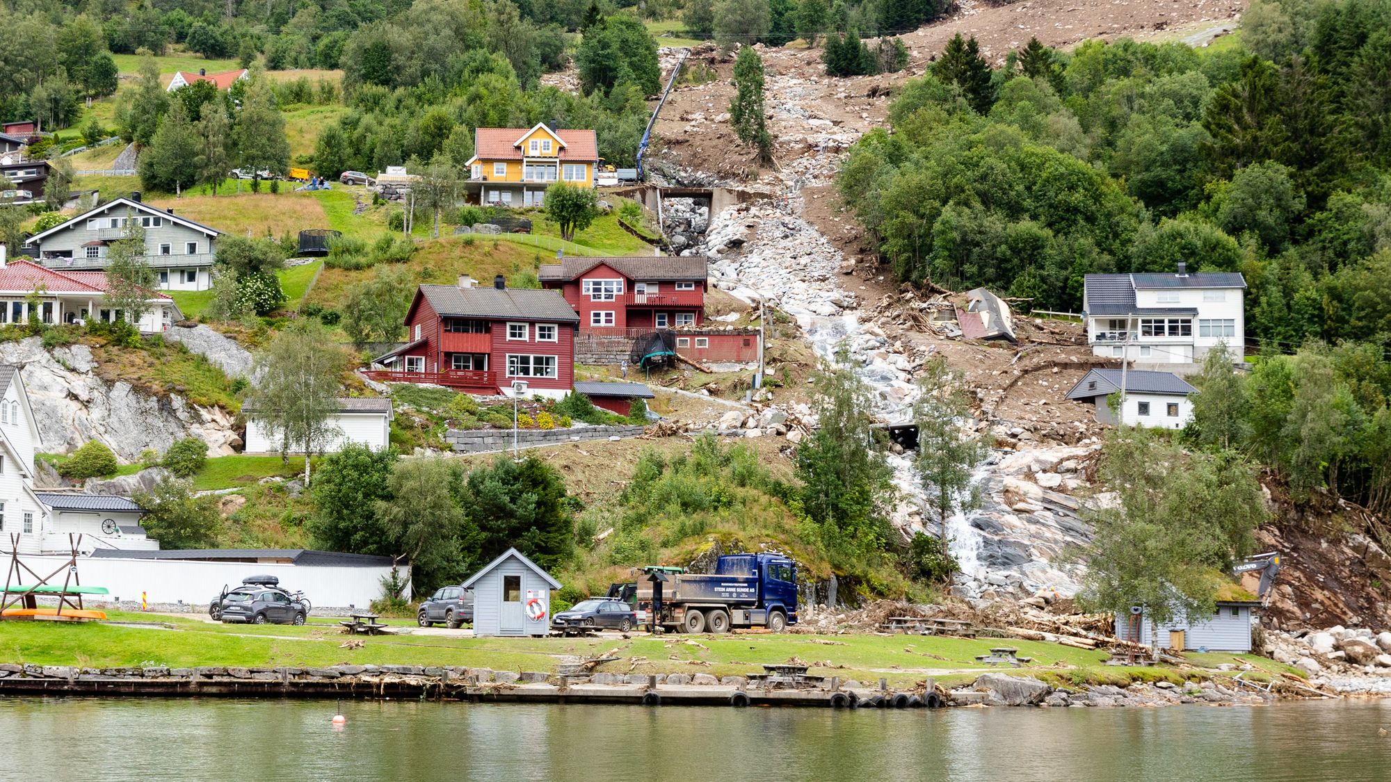 Et av jordskredene gikk mellom husene i Vassenden i Jølster. Flere jordras gikk over blant annet fylkesvei 451 og E39 i kommunen i Sogn og Fjordane.