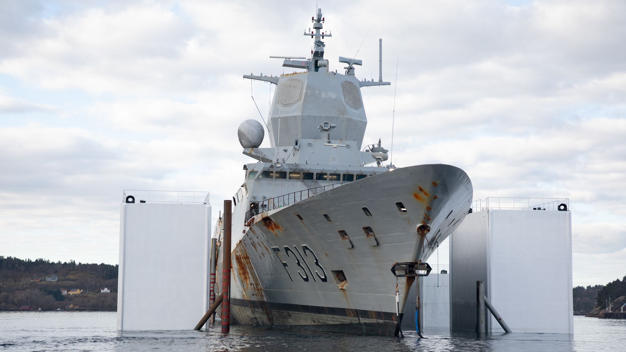 KNM Helge Ingstad på lekter under sjøsettingen.