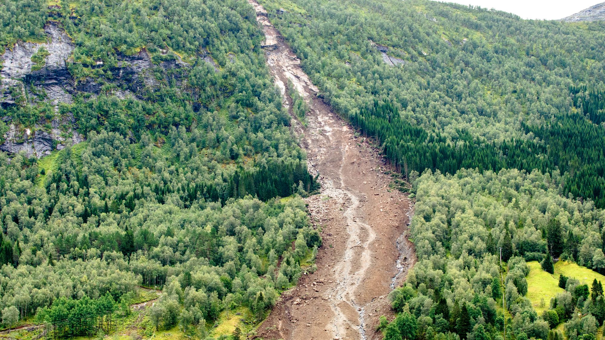 30. juli gikk det flere jordras i Jølster og Førde, etter kraftig regnvær. Dette raset over fylkesvei 451 tok et liv. Samme dag gikk det fire ras på en strekning på tre kilometer langs E39.