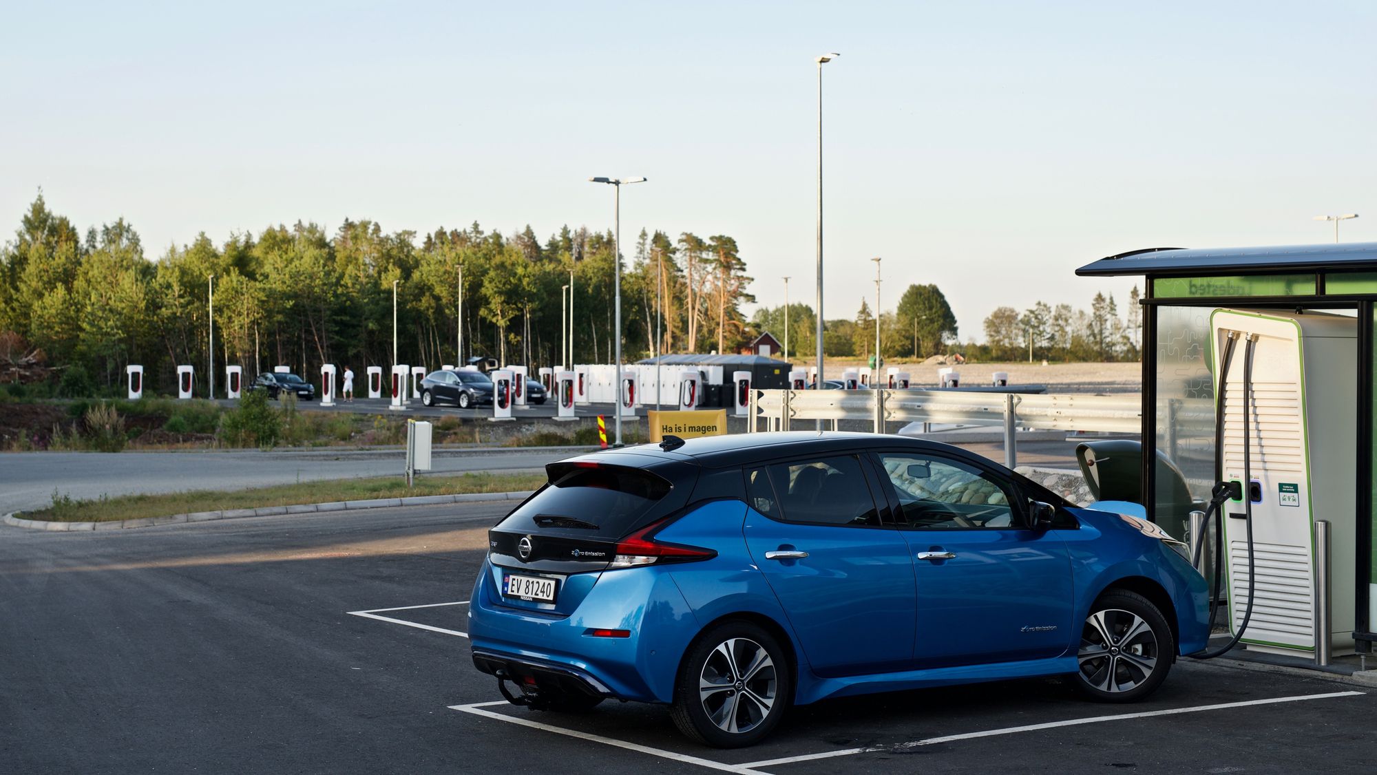 Ved McDonalds Rygge har både Fortum og Tesla ladere. Vanlige hurtigladere lader ved 50 kW, men de avbildede laderne er lynladere som kan gi flere ganger større effekt enn det.