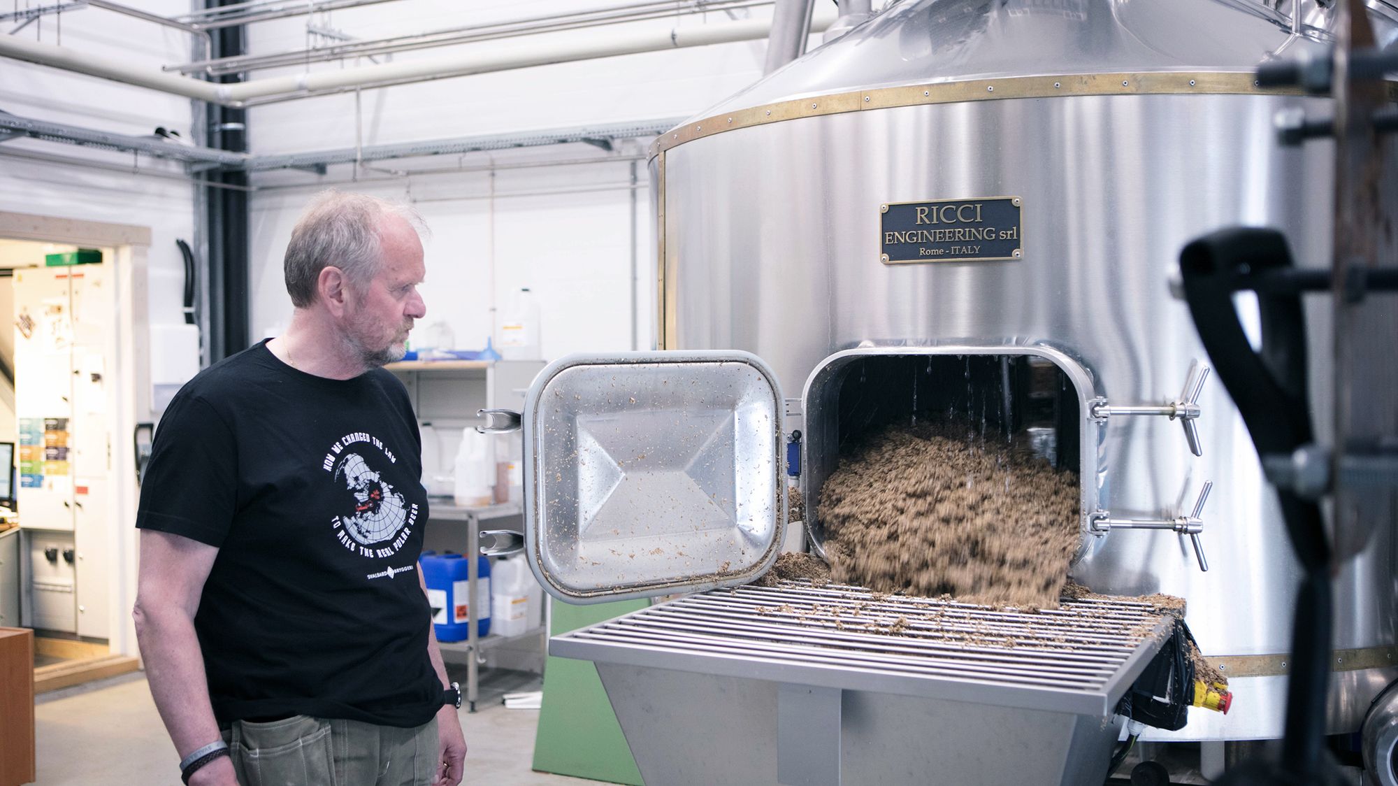 Det går med mye bygg for å brygge øl. Restproduktet heter mask og brukes nå til å holde varmen i Svalbard Bryggeri. Daglig leder Robert Johansen har kastet jakka.