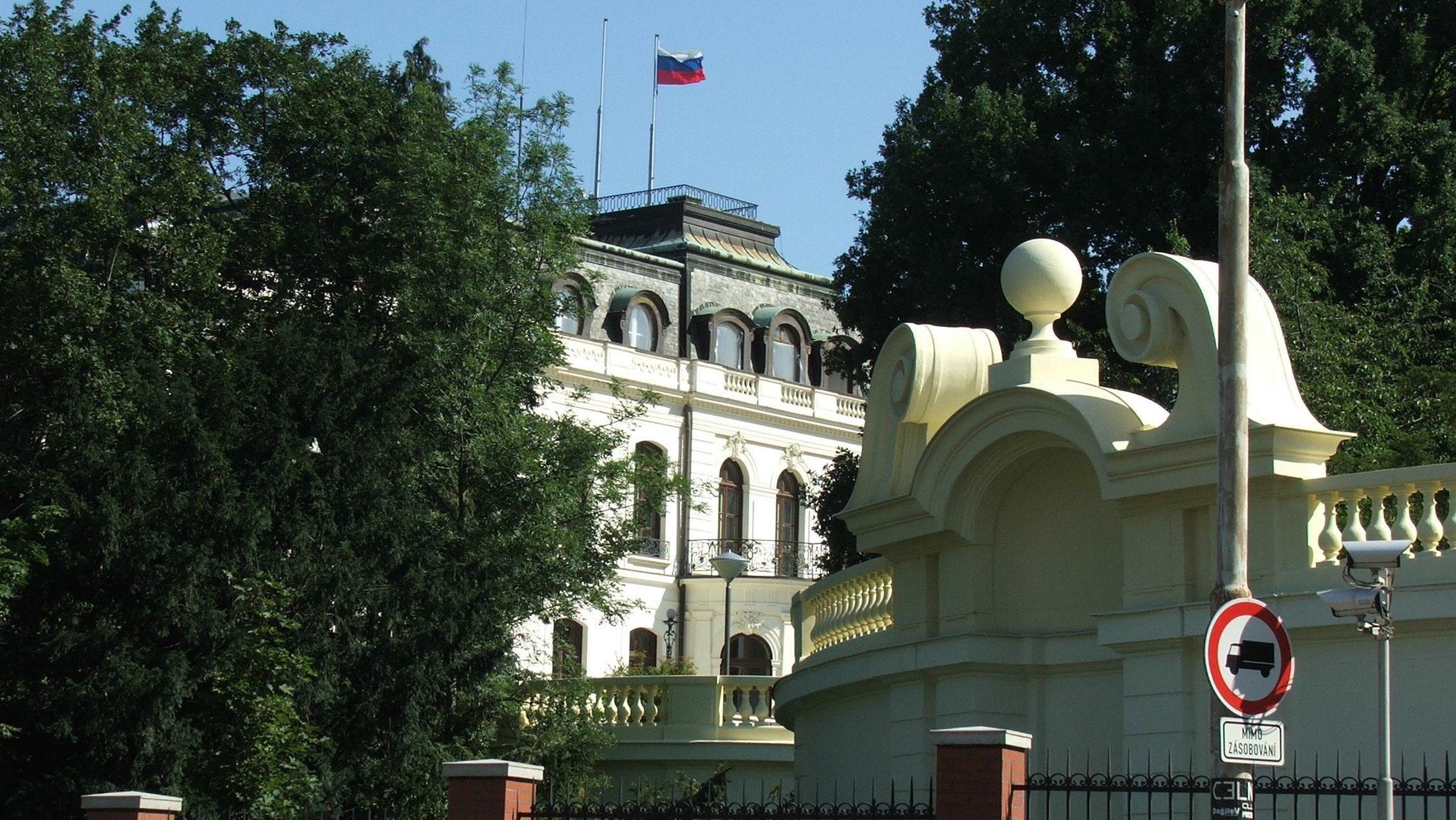 Eldre foto av den russiske ambassaden i Praha. Bildet er datert juni 2007.