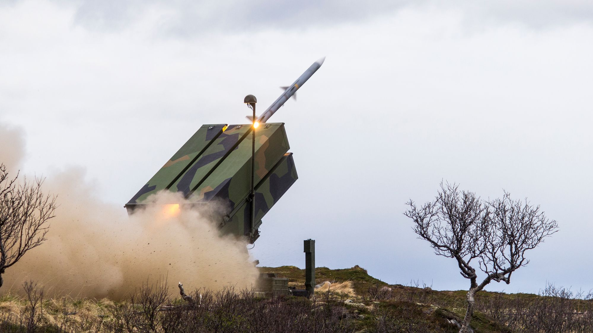 Amraam-missil på vei ut fra Nasams-launcheren på en øvelse på Andøya.