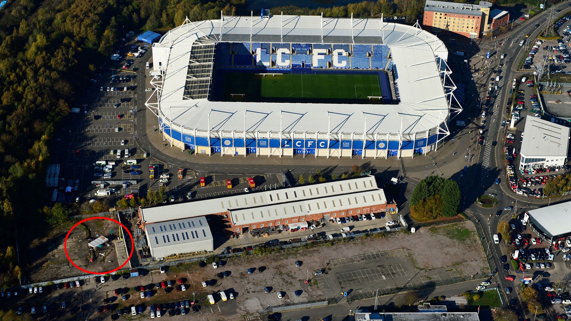 Flyfoto av helikoptervraket like ved King Power Stadium i Leicester i England.