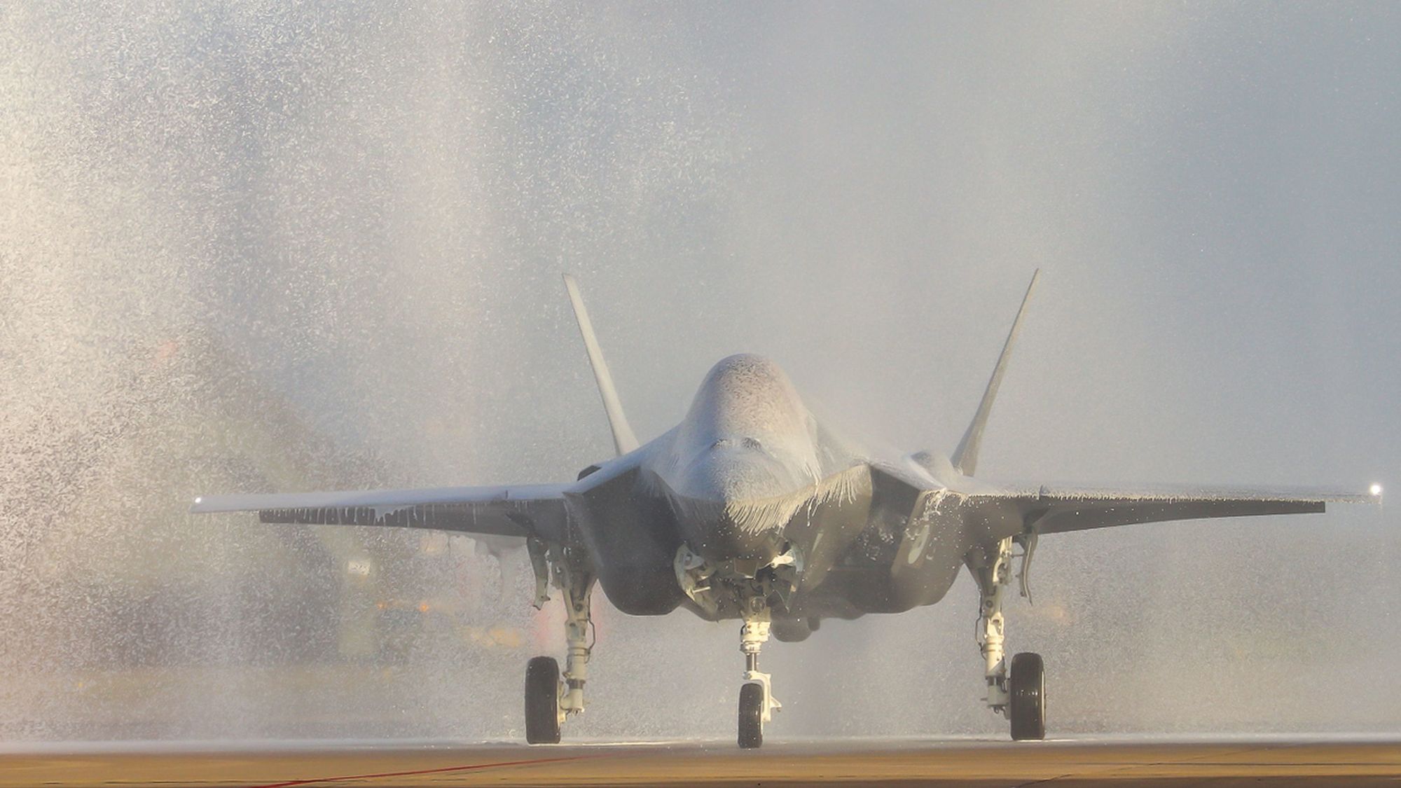 Hvor er vindusviskeren? Slik så Nederlands F-35-fly AN-9 ut rett etter landing på Leeuwarden-basen torsdag.