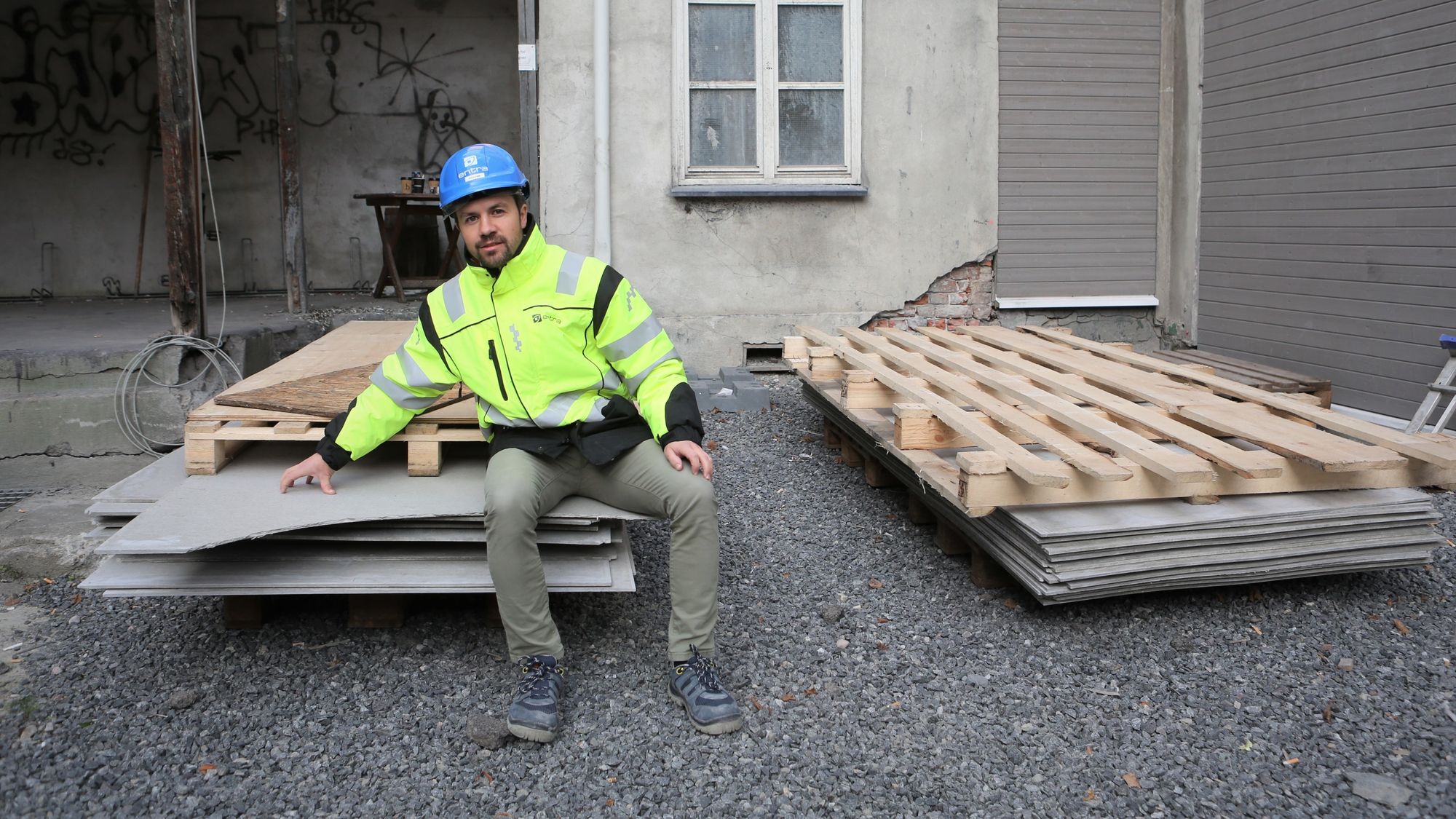 Prosjektleder Håvar Haugen Espelid har fått tak i brukte fasadeplater til ombruksbygget. 