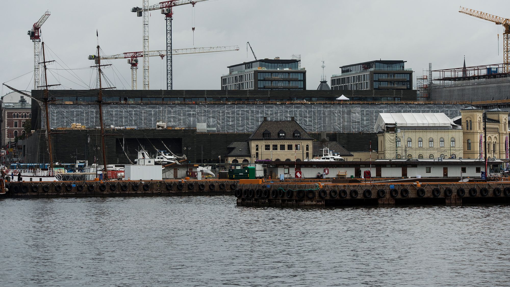 Statsbygg undersøker om arbeidere som jobber med å bygge det nye Nasjonalmuseet i Oslo, har fått utbetalt for lav lønn. 