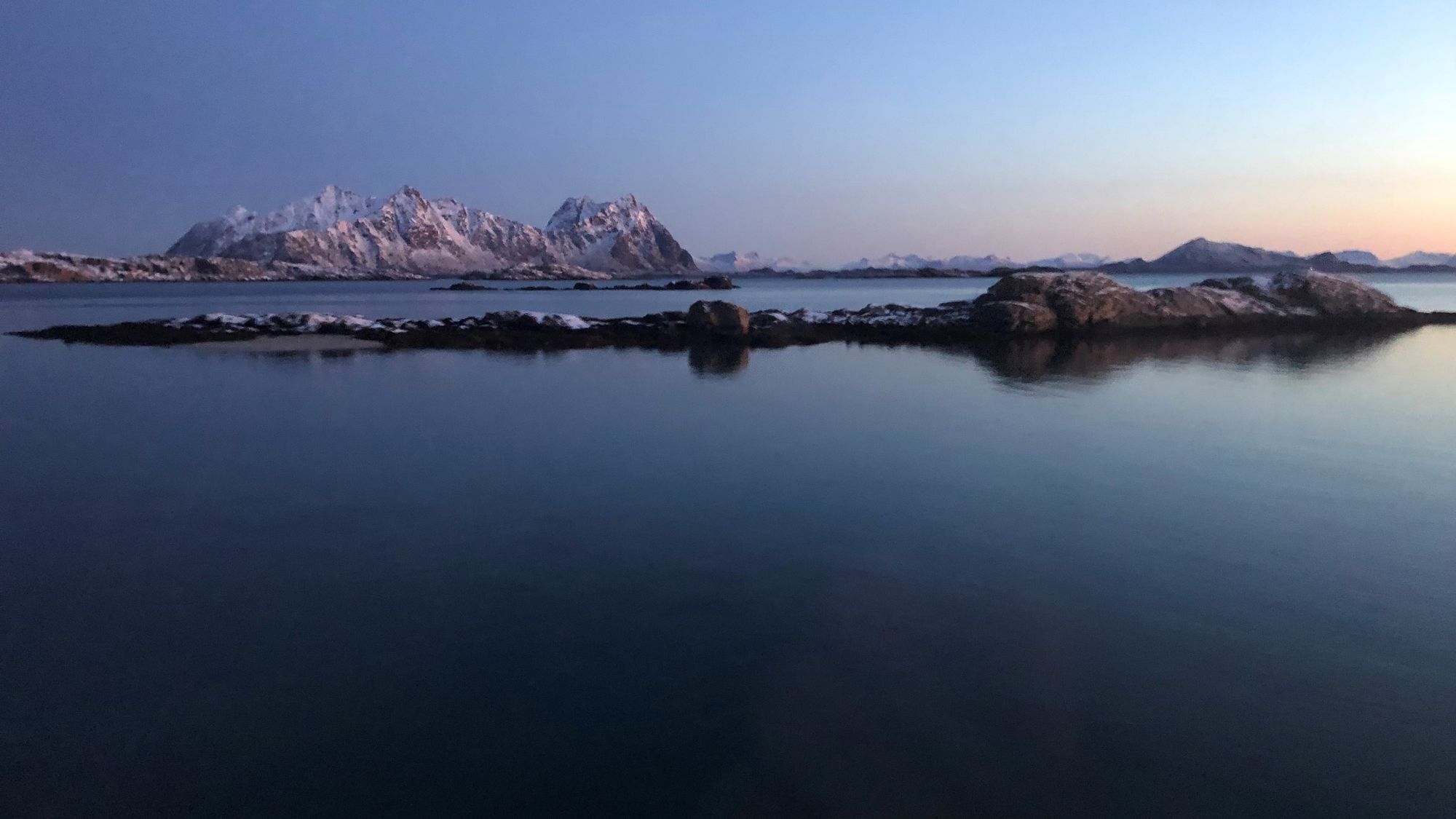 Her går sola ned over Molla og Vestfjorden, sett fra Svolvær. 