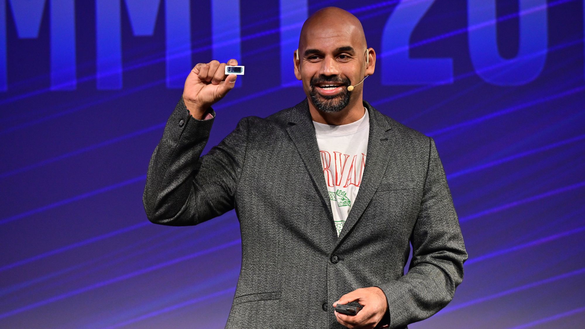 Naveen Rao i Intel viser frem en Nervana Neural Network Processor (NNP) under sin presentasjon på Intel AI Summit den 12. november.