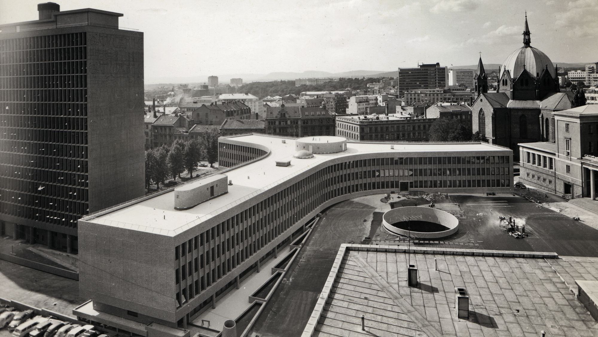 Arkitekt Viksjø vant arkitektkonkurransen i 1939. Høyblokka i kvartalet sto ferdig i 1958, mens Y-blokka ble føyd til i 1969.