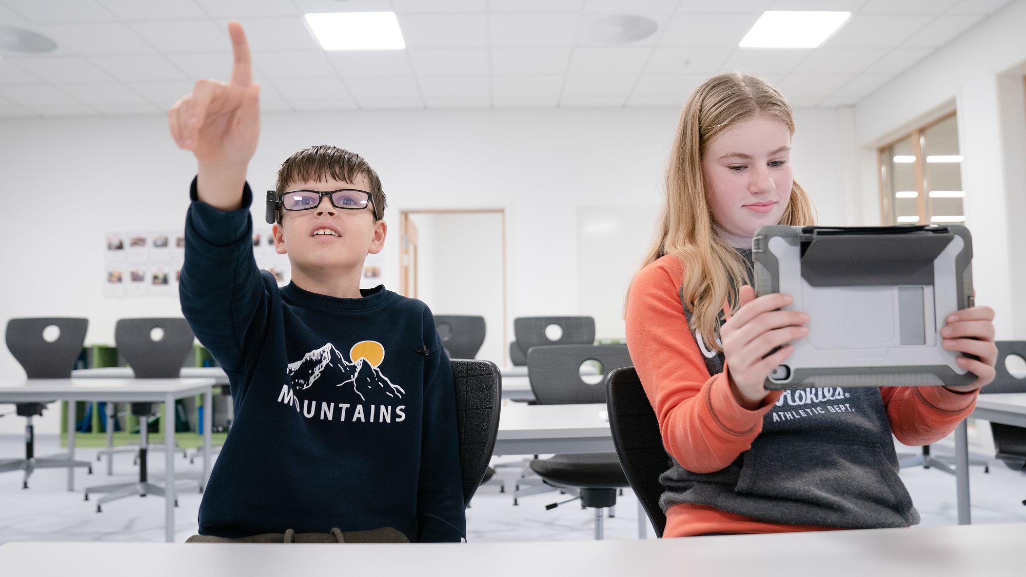 Robert Angelius Talberg (9) og Johanne Helene Walker Ørka (12) bruker både nettbrett, mobil og Orcam Myreader for å få lest opp pensum på skolen.