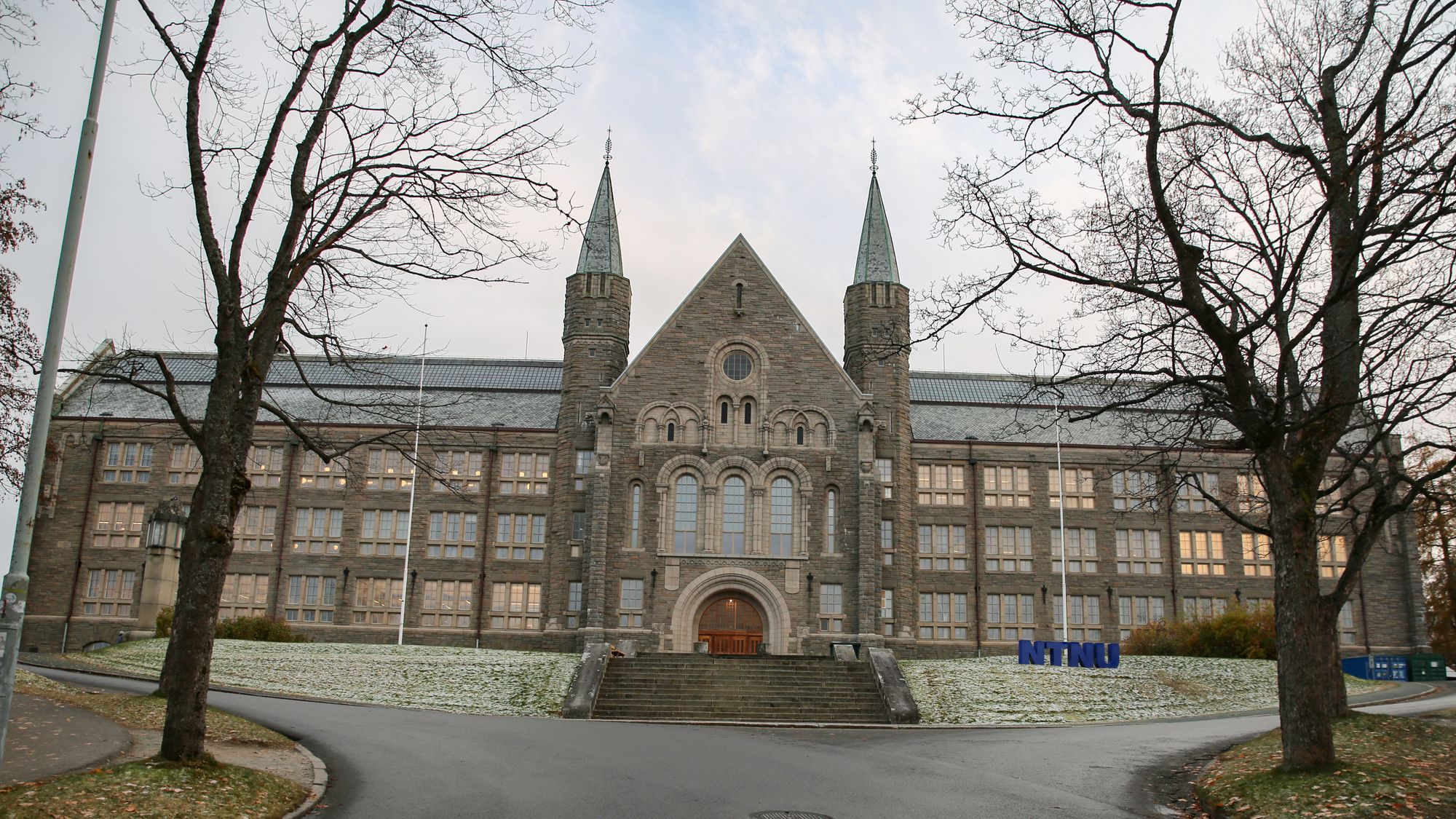 NTNUs tradisjonsrike bygg på Gløshaugen i Trondheim. Herfra uteksamineres nye kull hvert eneste år.