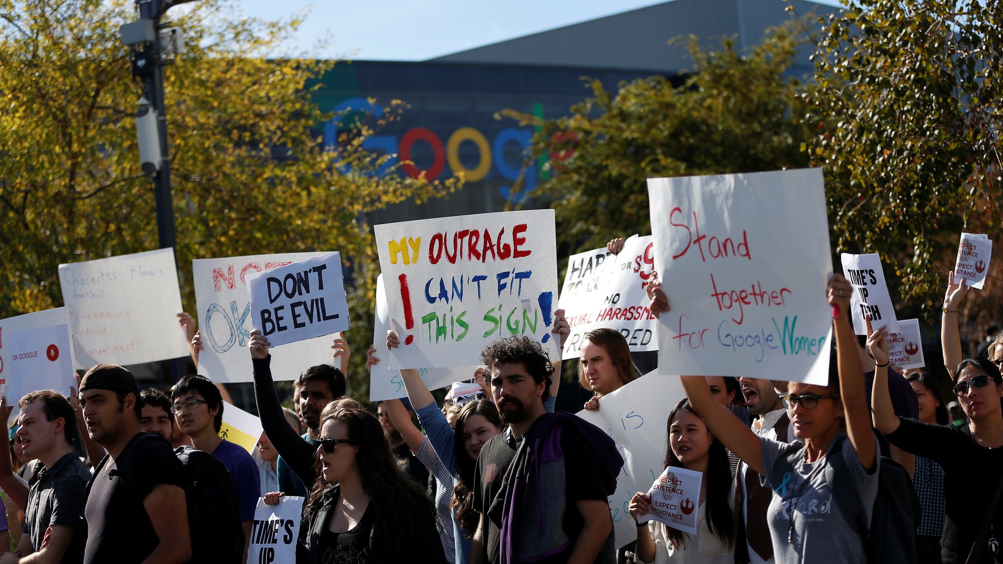 Google-ansatte har protestert mot en rekke forhold det siste året. Bildet er fra en demonstrasjon utenfor hovedkontoret ved Mountain View 1. november 2018.