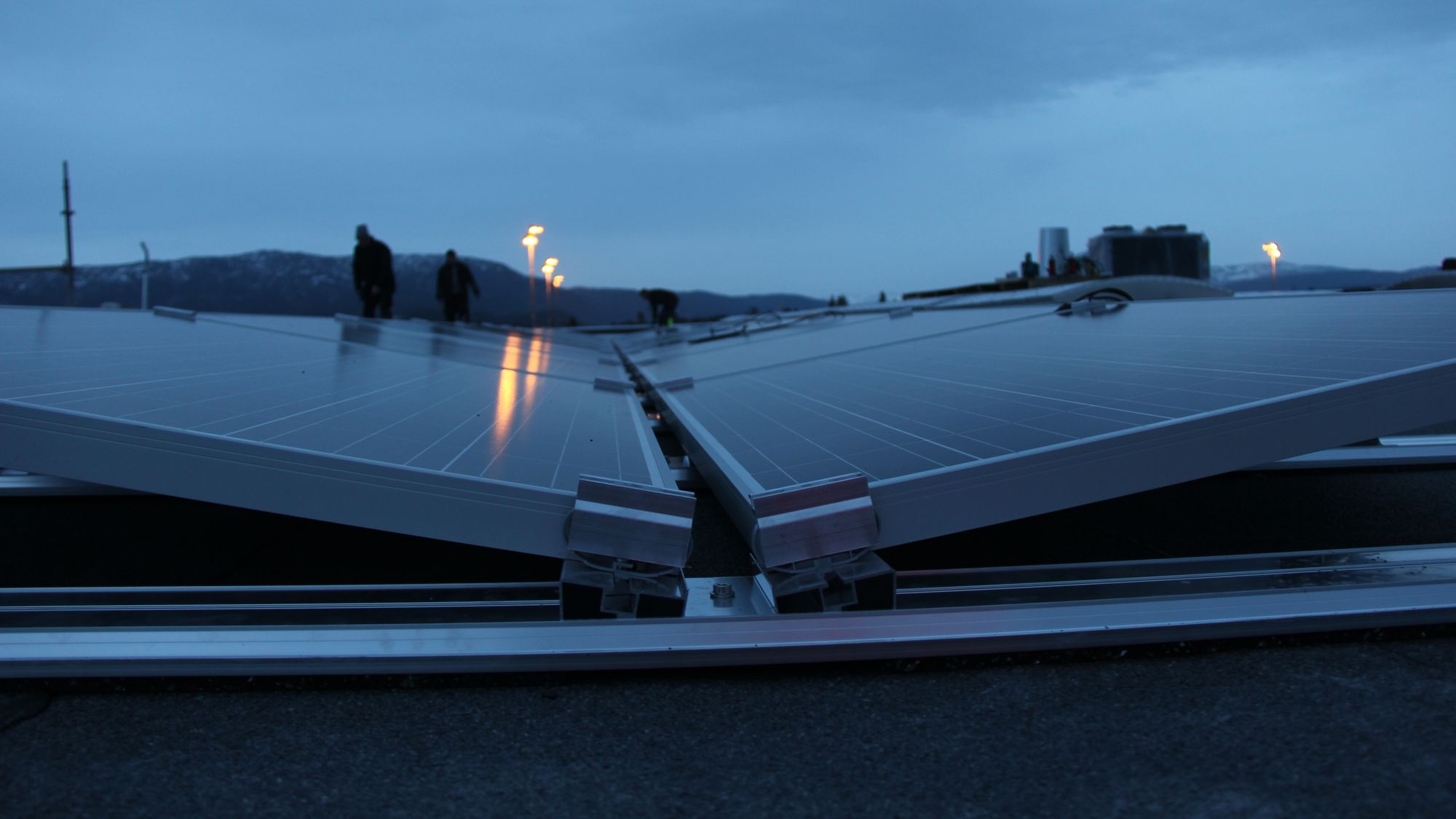 – Når vi virkelig trenger kapasiteten, er på vinterstid mellom klokka 17 og 20. Da er det ikke mye sol. Så uten å lagre solenergien, har ikke samfunnet noen nytte av den, mener Kristin Lind i Energi Norge.