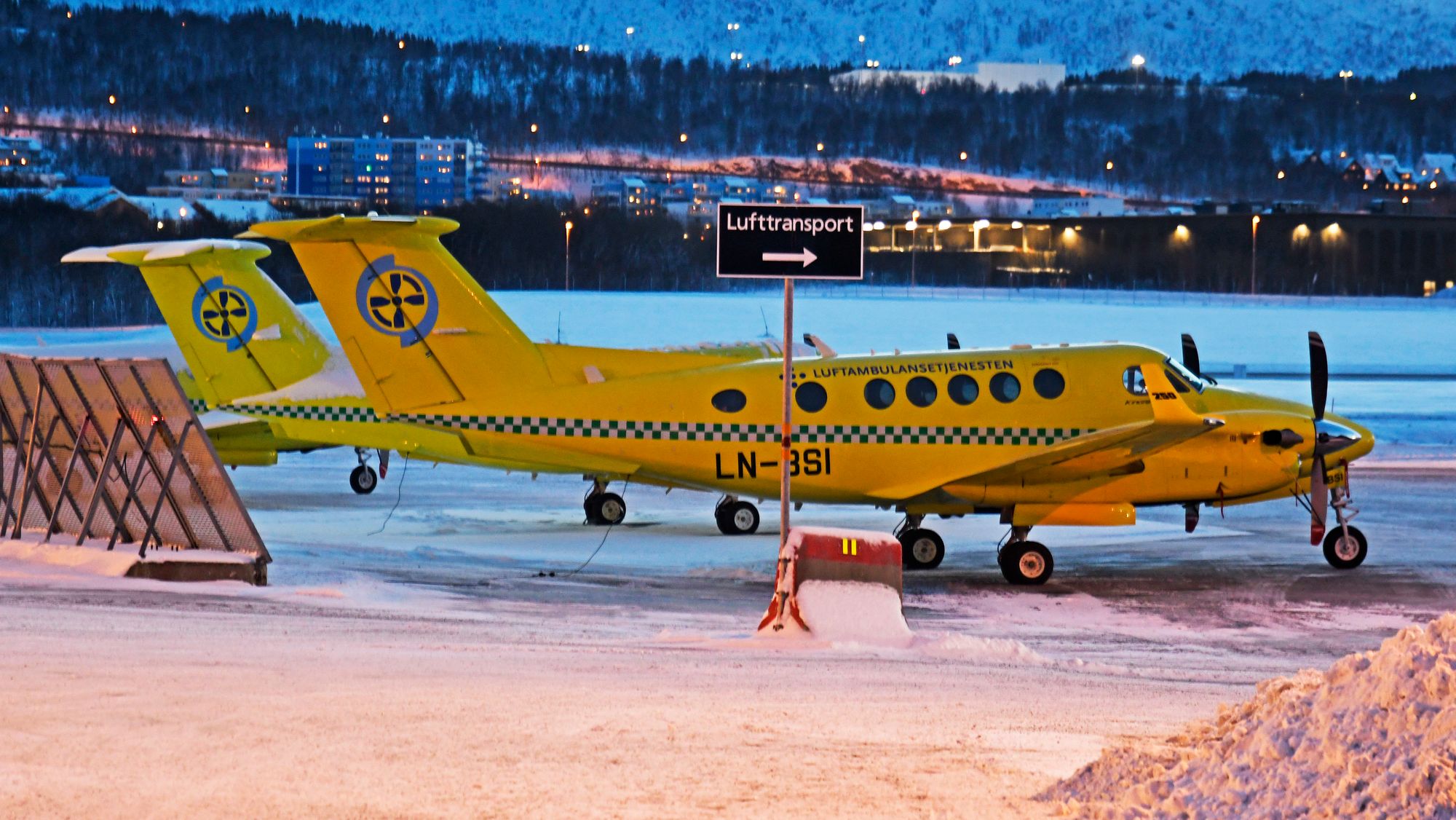 To Beech 250 ambulansefly utenfor hangaren til Babcock i Tromsø.