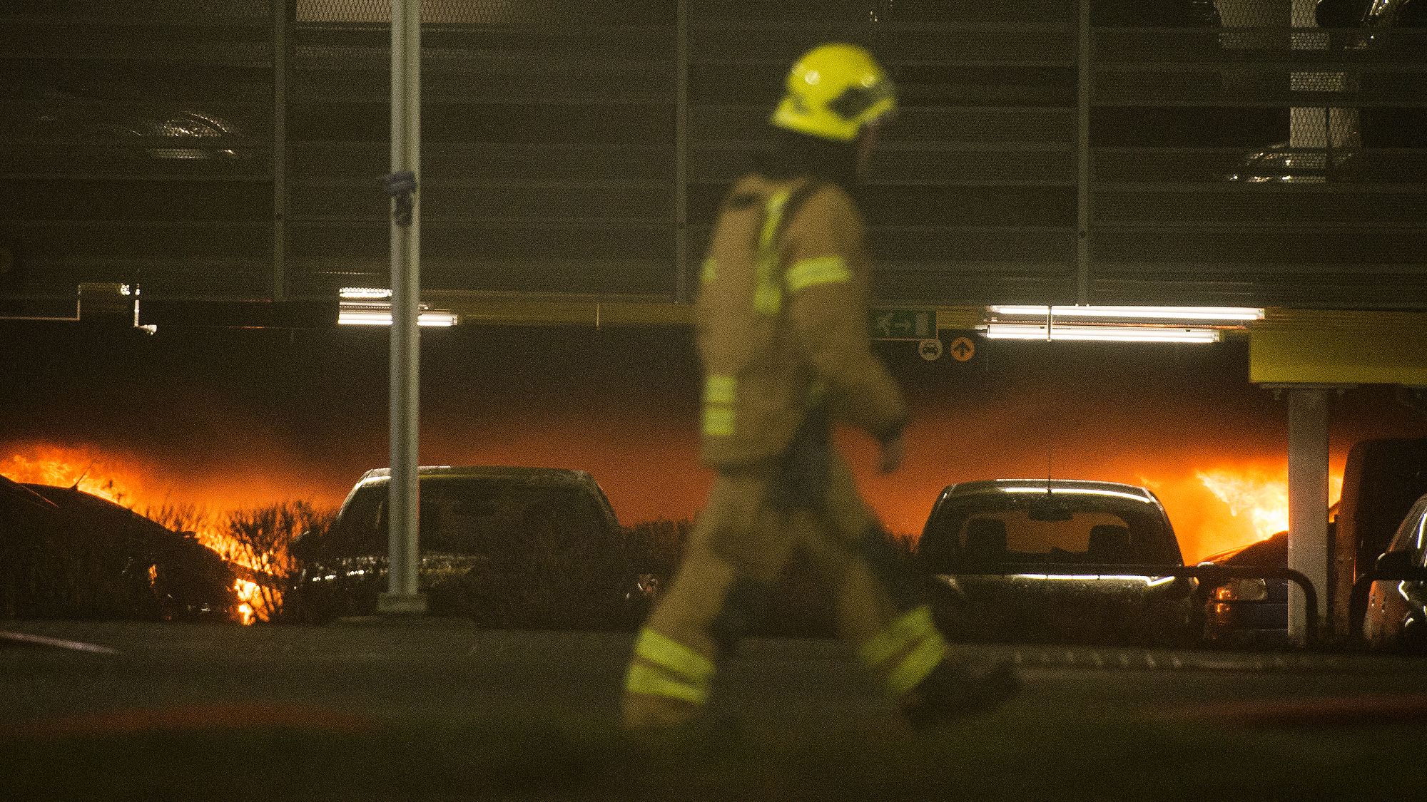 Storbrannen på Sola har gjort at debatten om elbilenes brannsikkerhet har blusset opp igjen. 