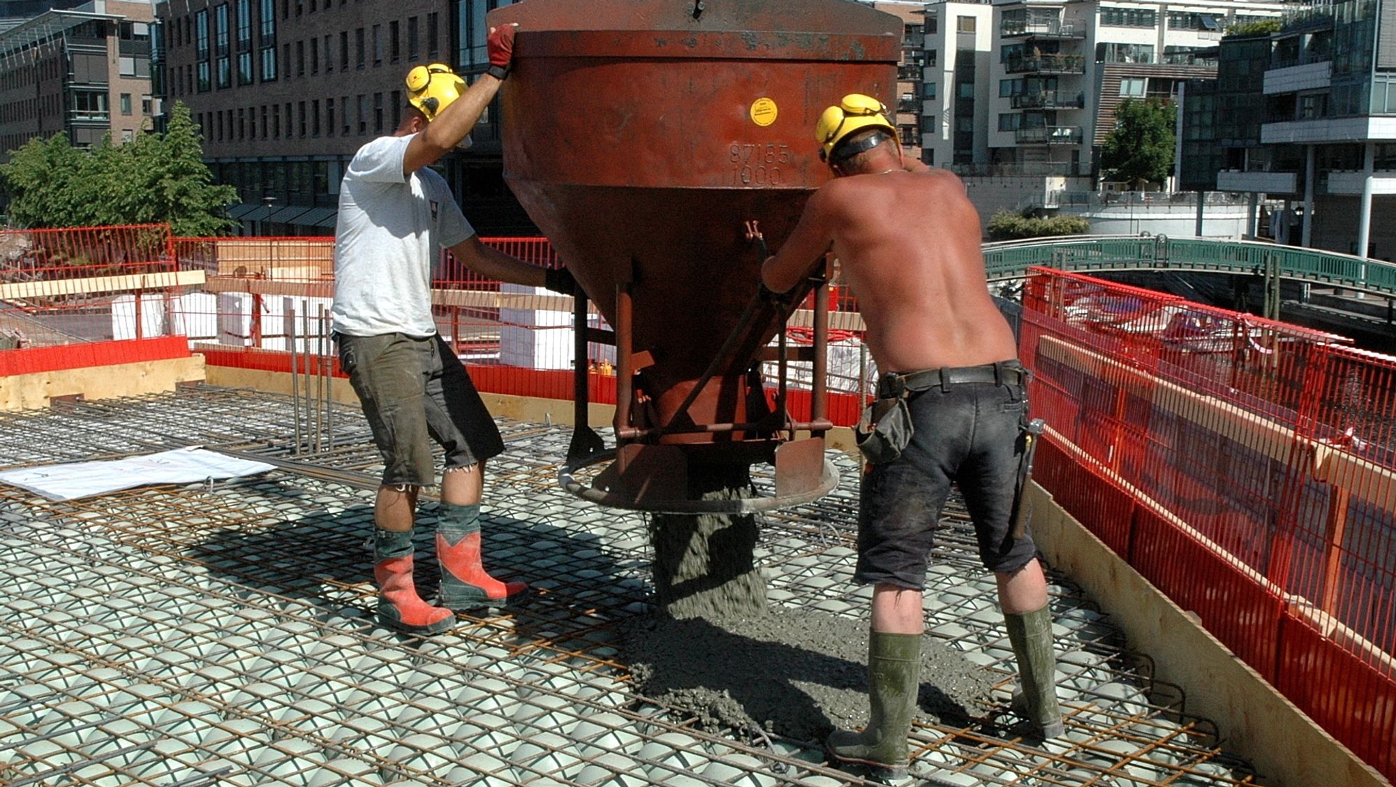 Betongindustrien hevder at sviktende kunnskaper fører til at klimagassutslippene fra betongkonstruksjoner blir høyere enn nødvendig. Fotoet er en illustrasjon og viser støp av dekke , det er ingen grunn til å tro at det brukt uheldige kvaliteter på dette prosjektet.