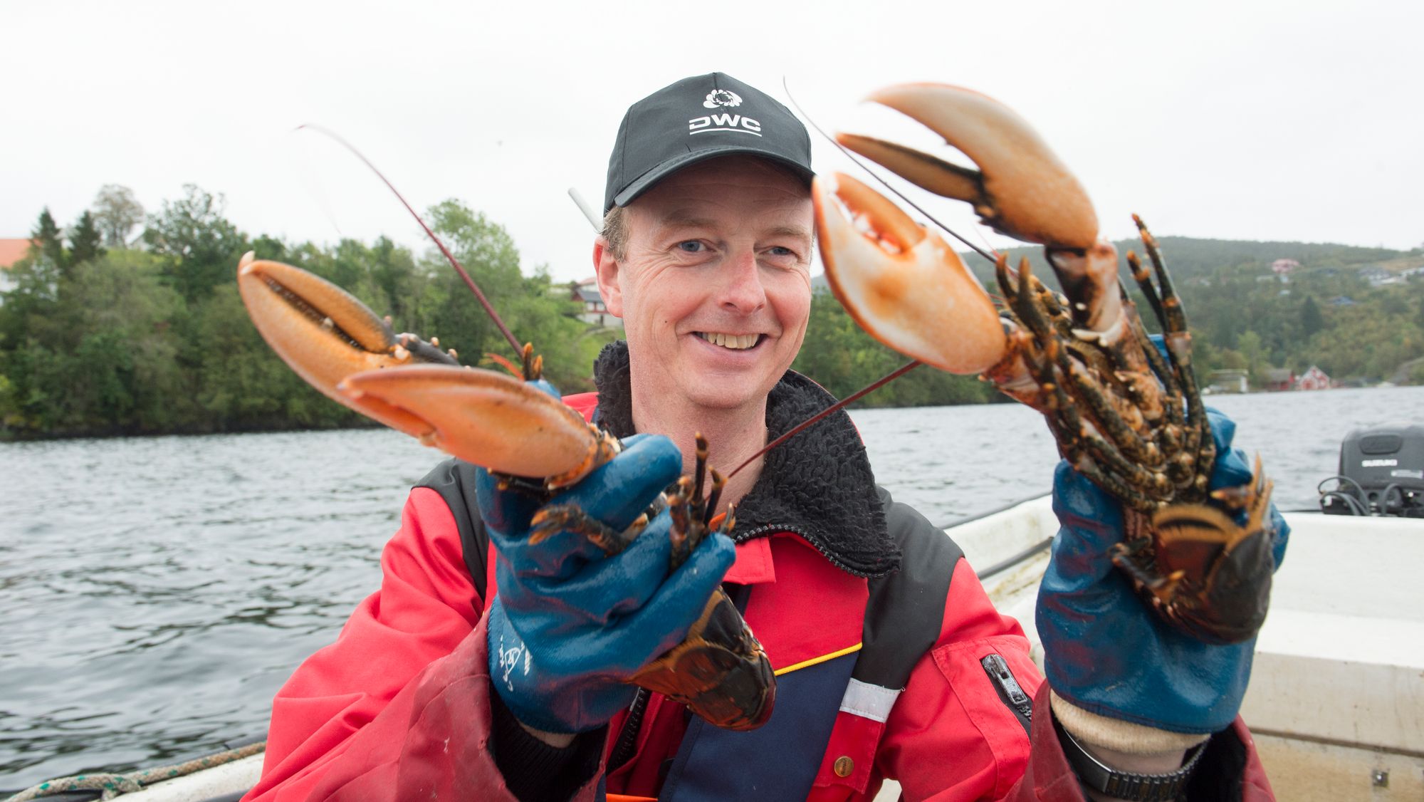 Terje Søviknes eide en fiskebåt og tjente millioner på å fiske leppefisk til oppdrettsnæringen, ved siden av studiene i akvakultur. Han er fornøyd med fagvalget. Her fisker han hummer i Lysefjorden.