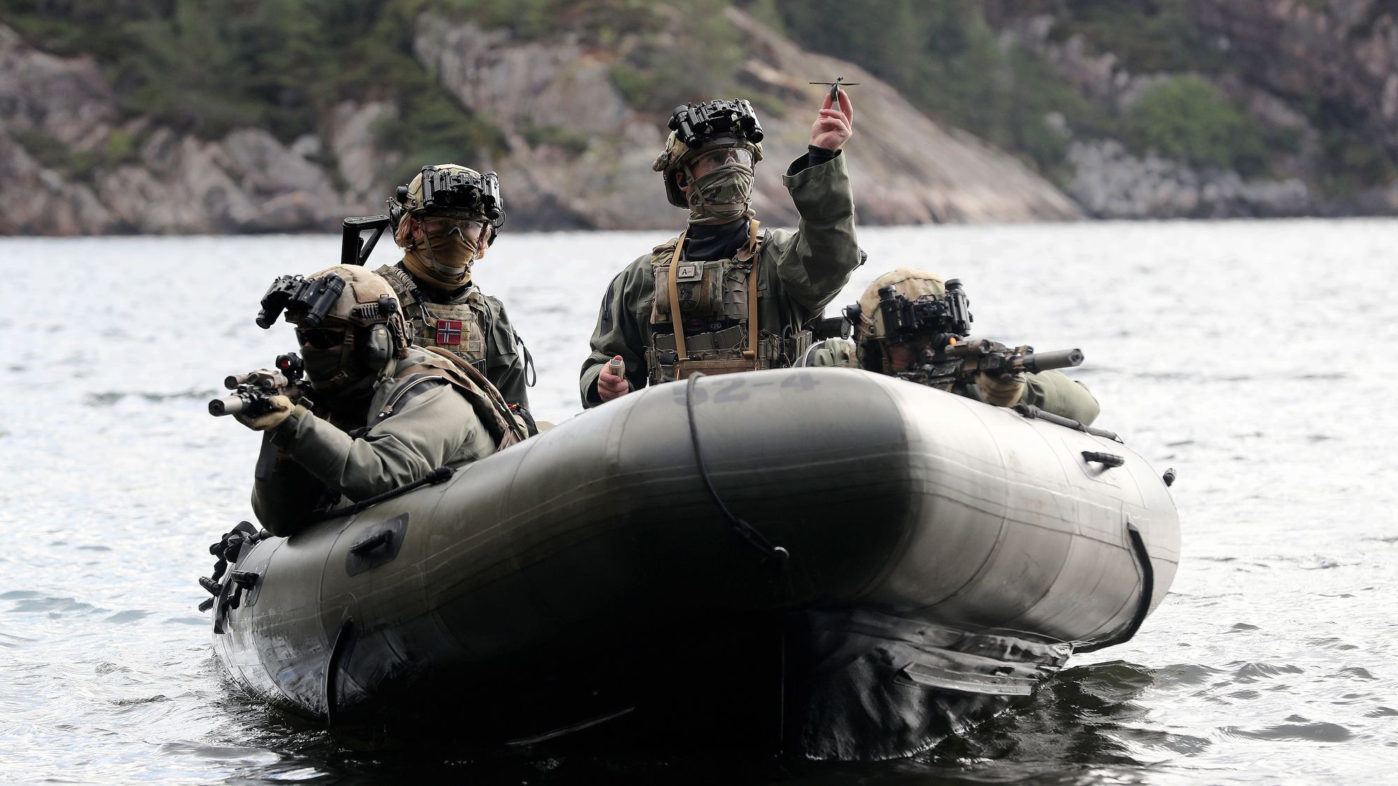 Marinejegere på vestlandskysten i ferd med å sende av gårde en Black Hornet fra rib-en.