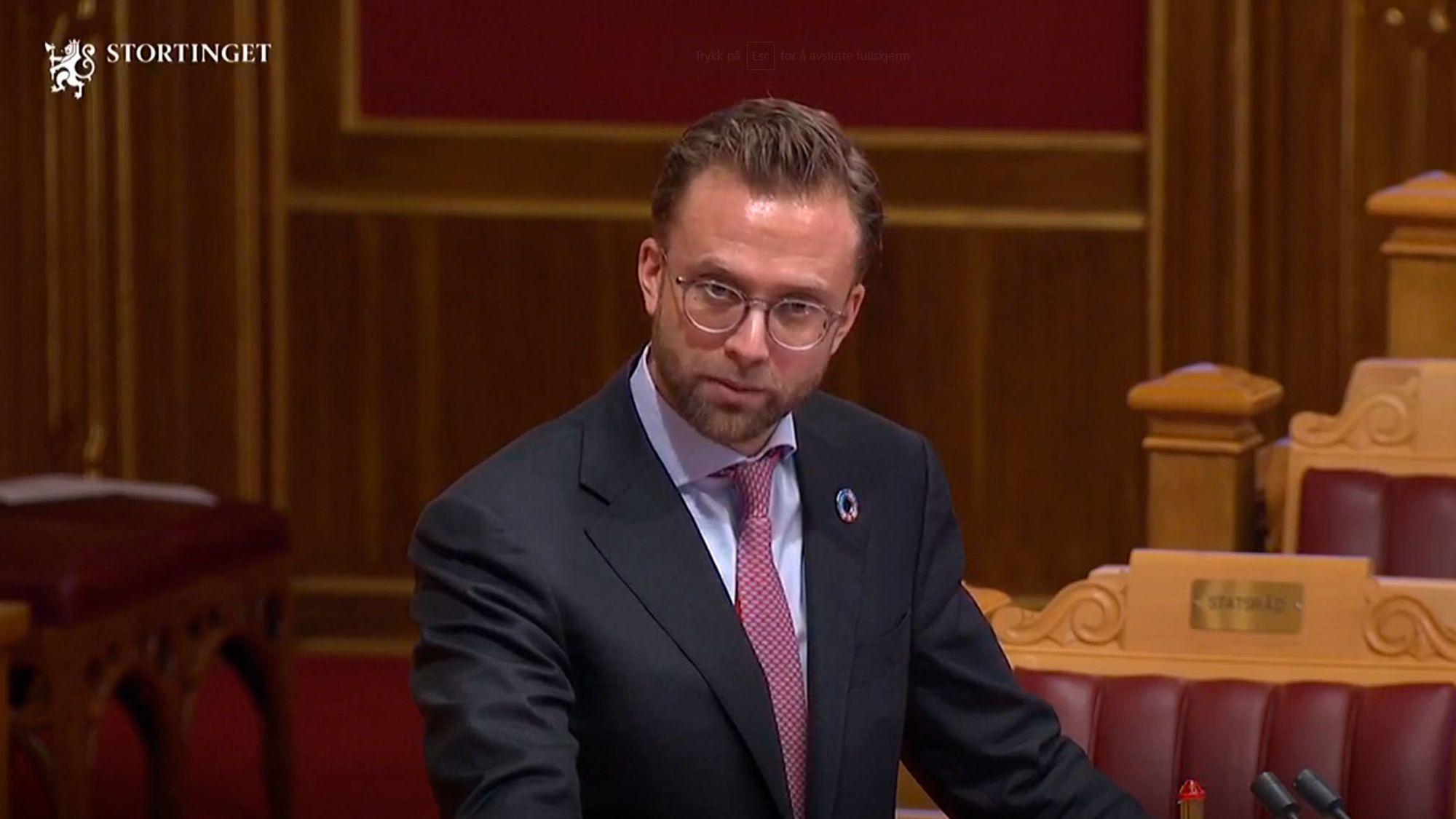 Digitaliseringsminister Nikolai Astrup debatterte Telenors sanering av kobbernettet i Stortinget etter at det ble foreslått å sette igang en konsekvensutredning av nedleggelsen av nettet. Astrup frykter at en slik utredning vil forsinke moderniseringen.