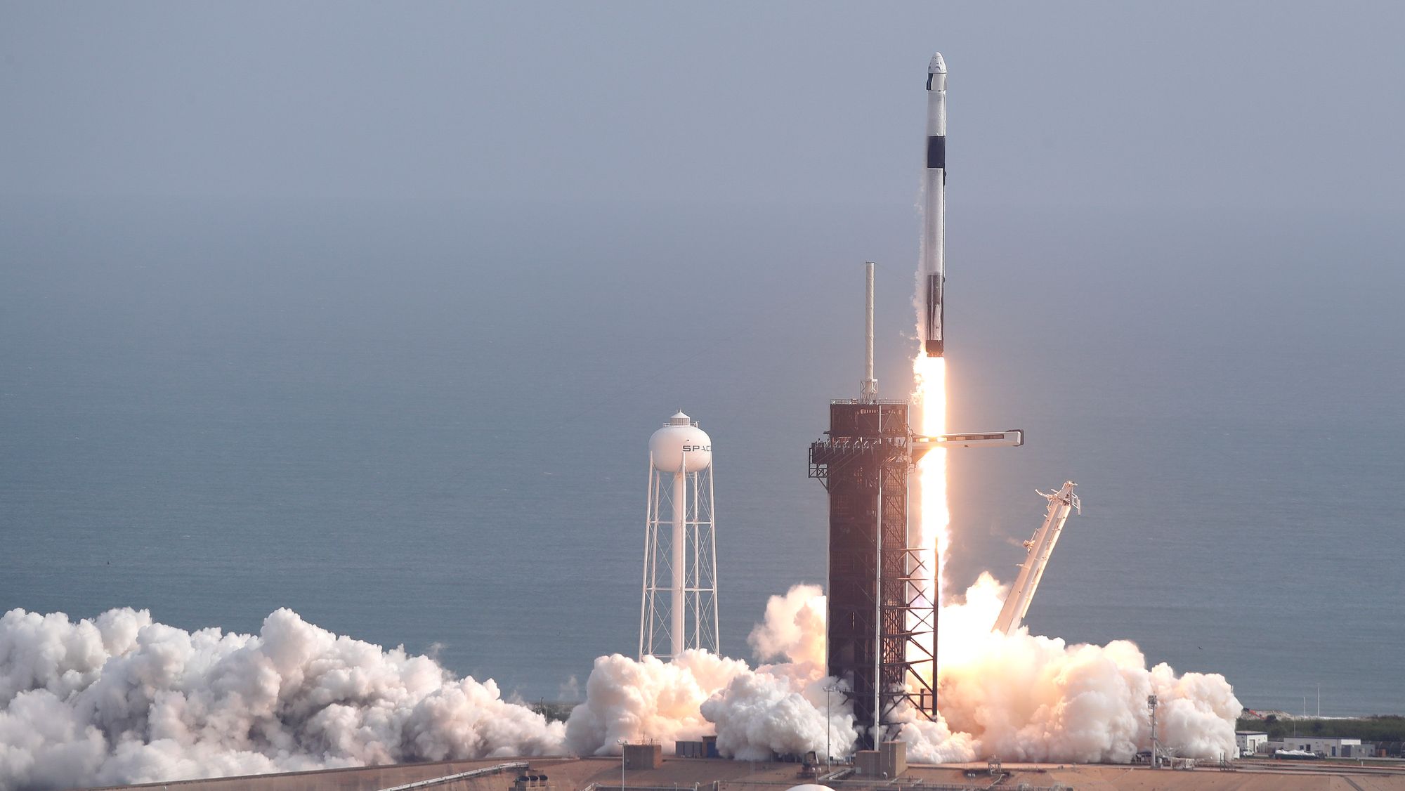 En Falcon 9-rakett fra selskapet SpaceX tar av fra Cape Canaveral. Formålet med turen var å teste nødsystemet på den nye romkapselen Crew Dragon, som i løpet av få måneder skal fly astronauter til Den internasjonale romstasjonen (ISS).