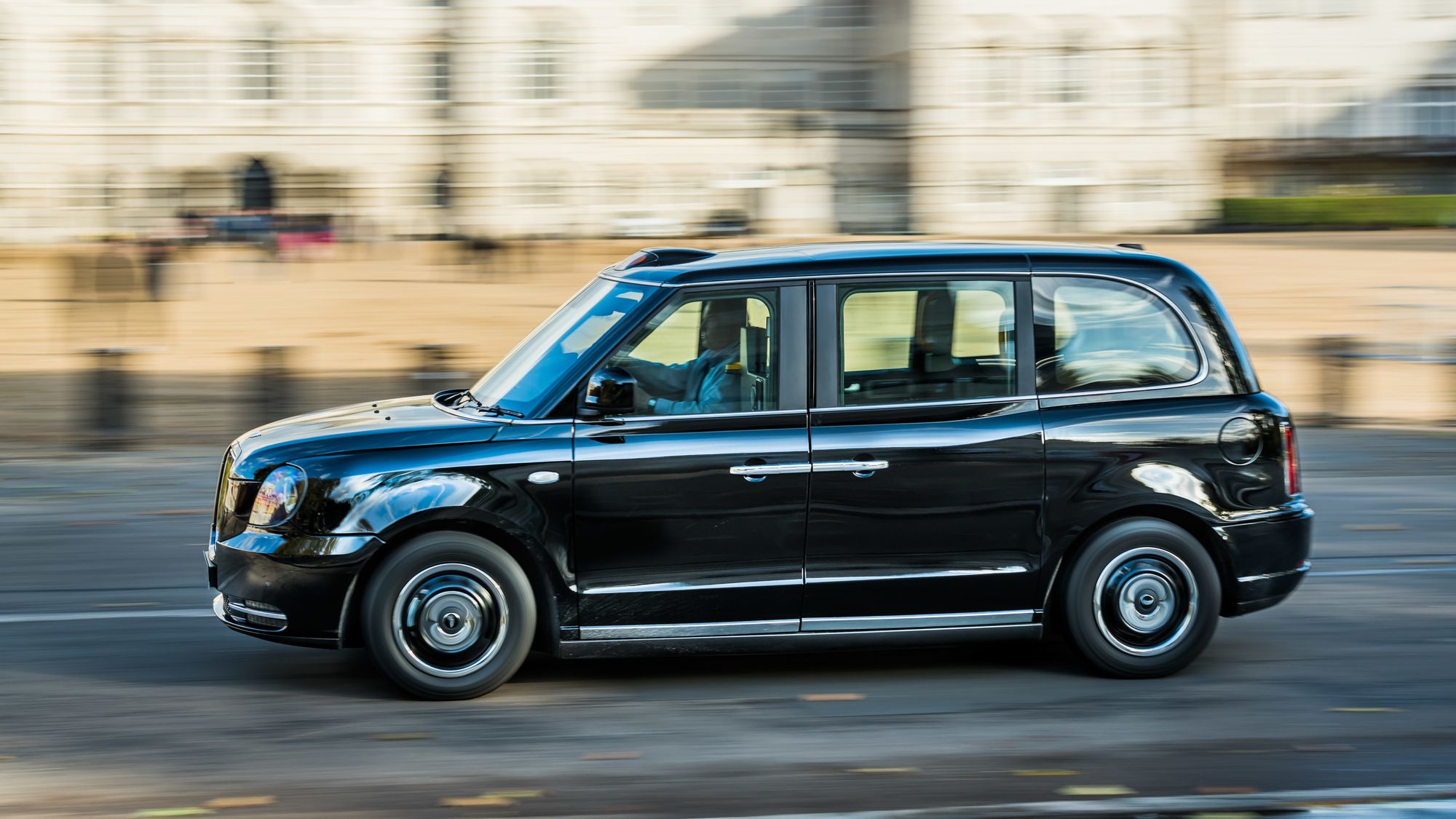 I Nottingham skal den klassiske britiske taxien få trådløs lading. 