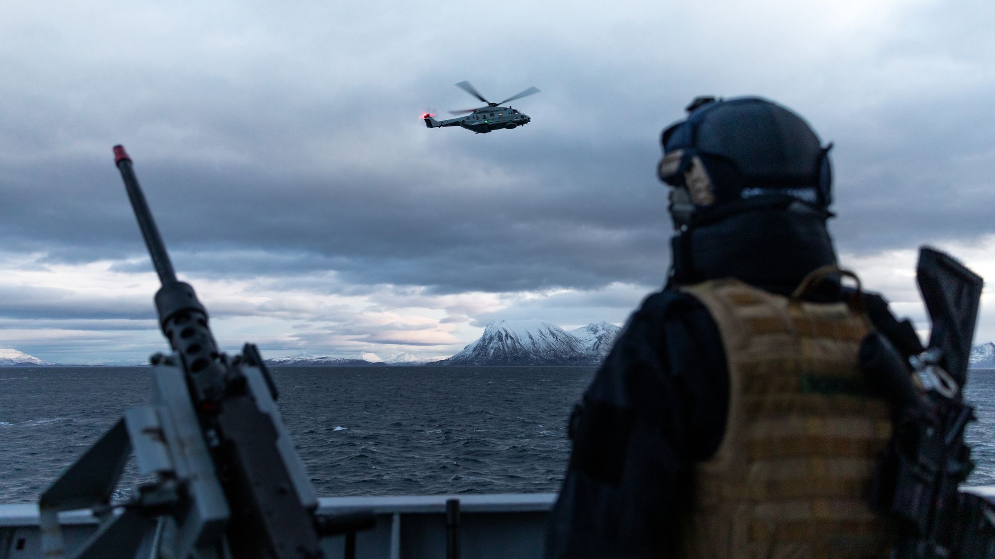 Et NH90-helikopter sett fra fregatten KNM Thor Heyerdahl under Flotex i november 2019.