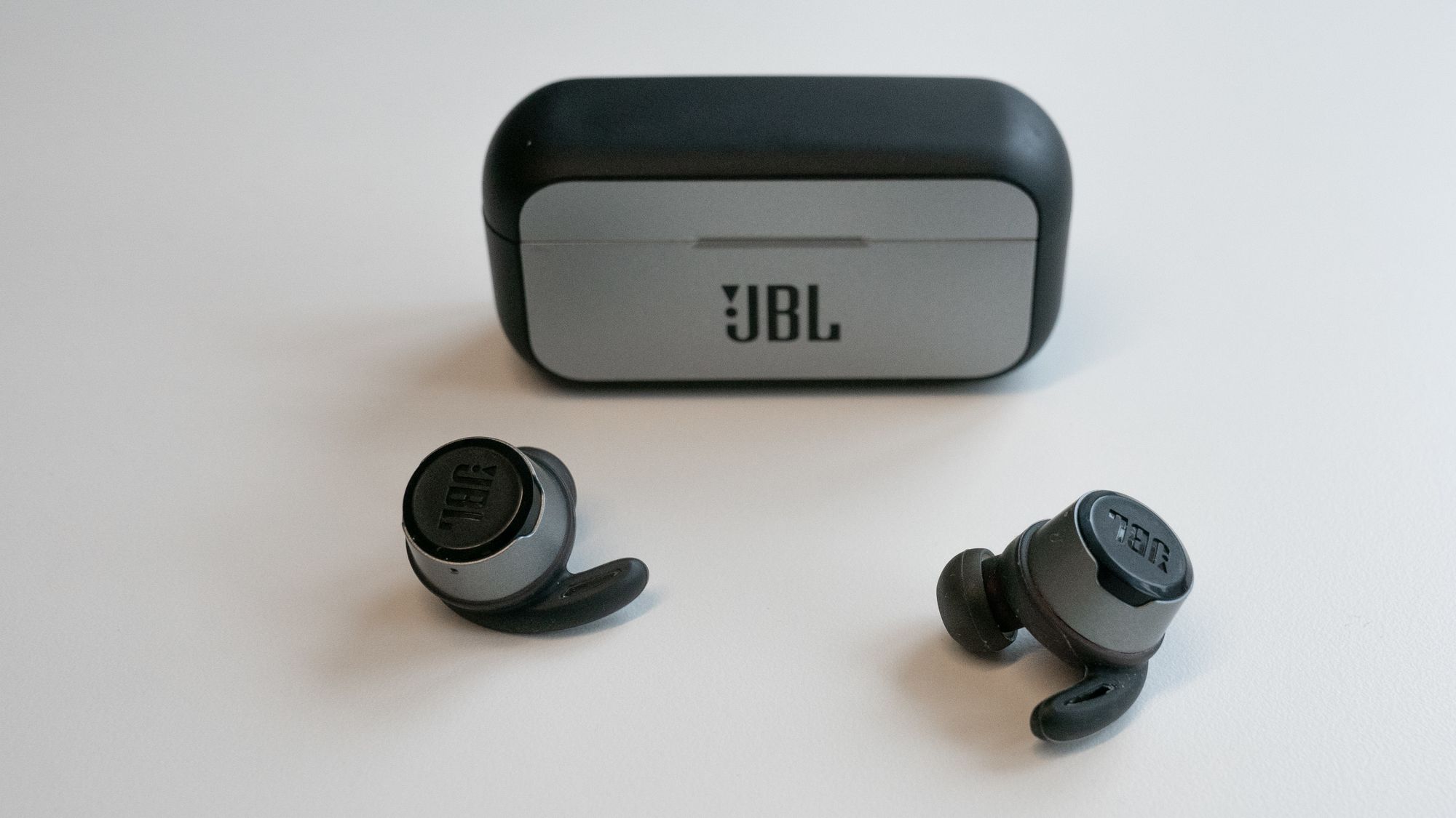 JBL Reflect Flow: Perfekt passform, god lyd, men ganske tunge og klumpete.