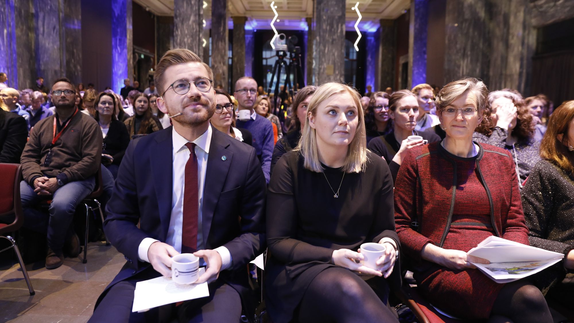 Rapporten Klimakur 2030 blir presentert og overrakt klima- og miljøminister Sveinung Rotevatn (V). Her er han sammen med olje og energiminister Tina Bru (H). Klimakur 2030 er en utredning av ulike tiltak og virkemidler som kan gi minst 50 prosent reduksjon i ikke-kvotepliktige utslipp i 2030 sammenlignet med 2005.