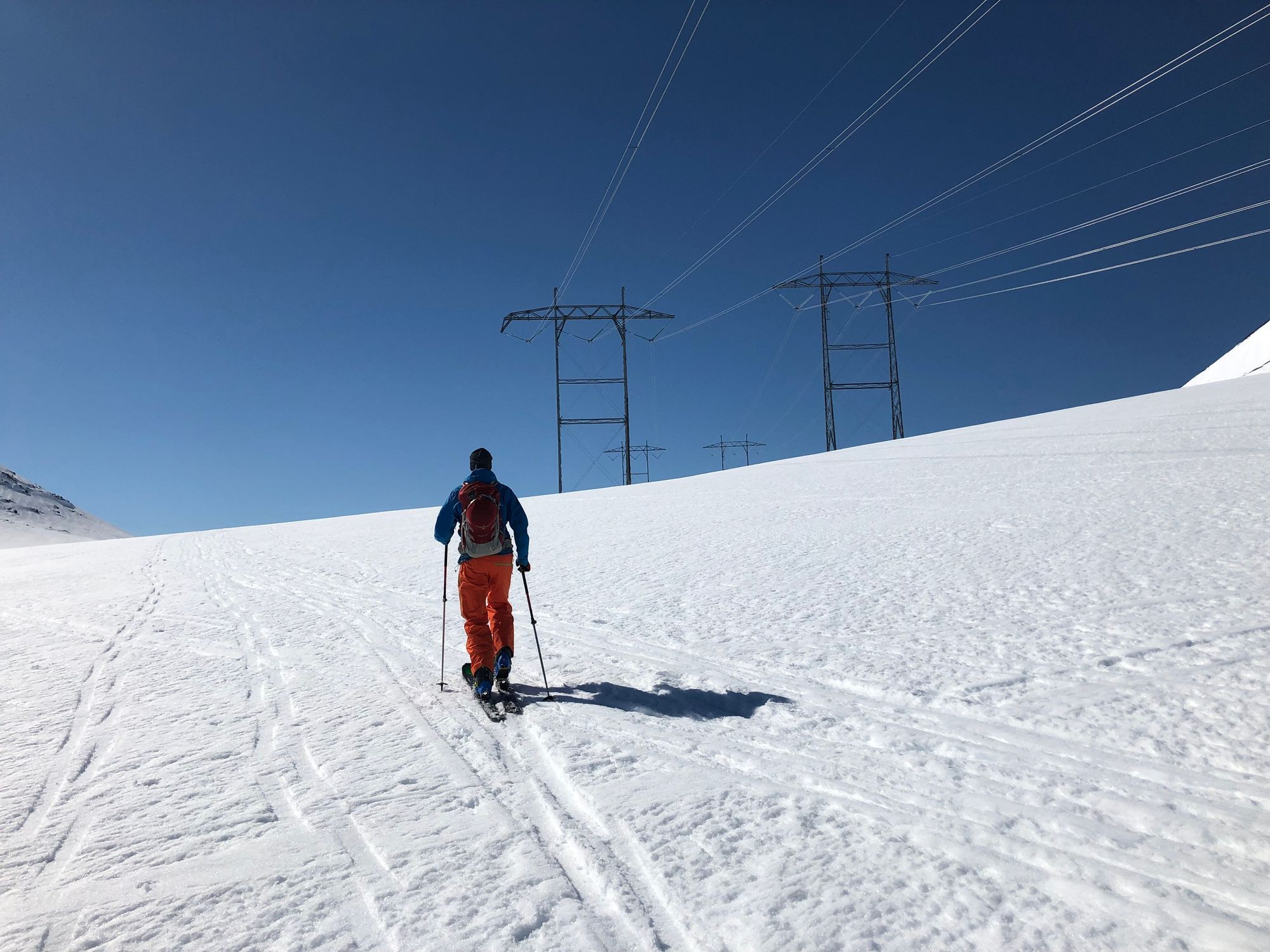 I forhold til oppmerksomheten den får, er snøen i fjellene uforholdsmessig viktig for kraftproduksjonen her til lands. Her ligger framtidig vann i fast form, som venter på å slippe fri. Da snakker vi faststoffbatteri.