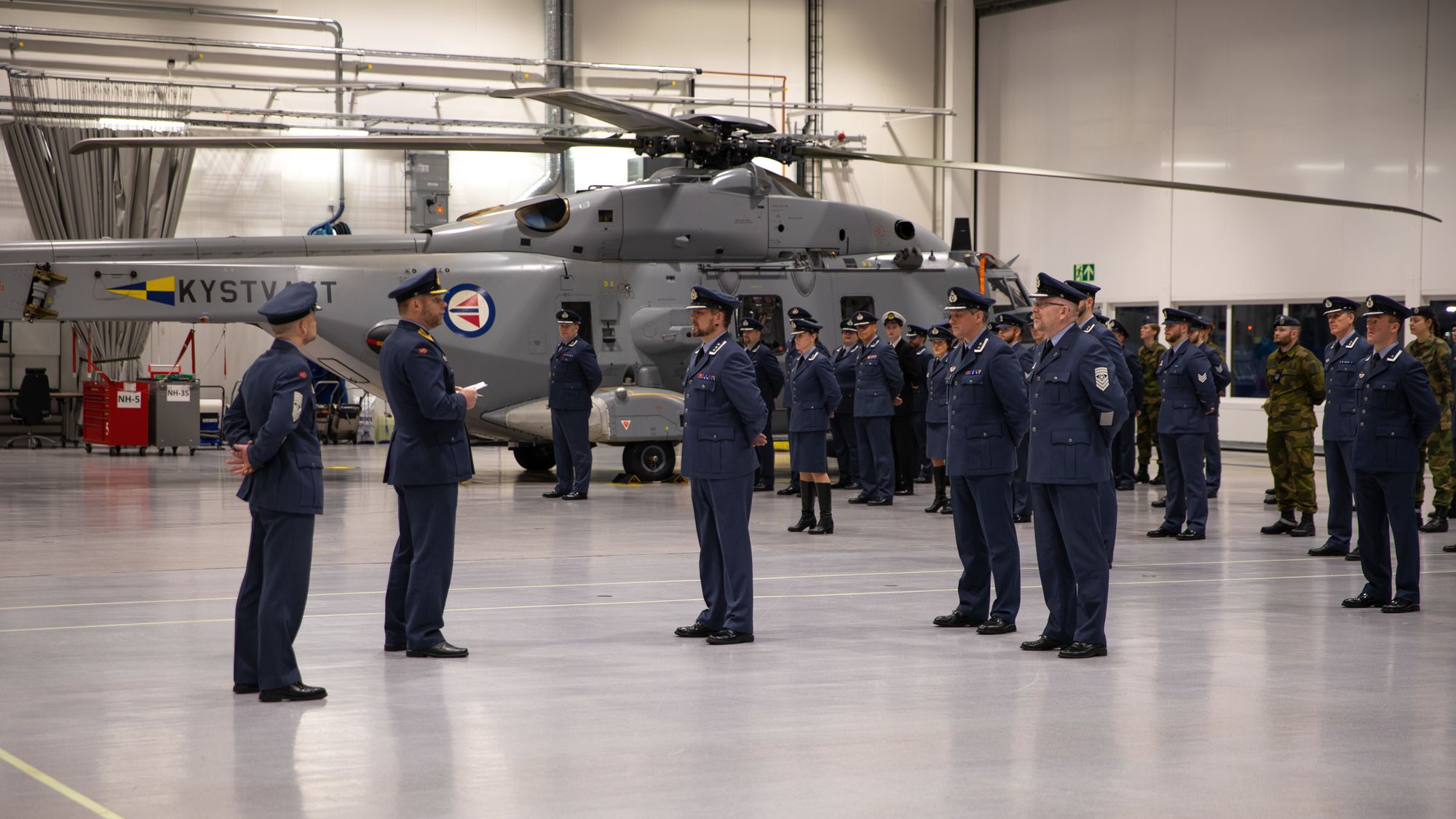 Oppstilling under den formelle åpningen av Maritim helikopterving på Bardufoss 29. januar.