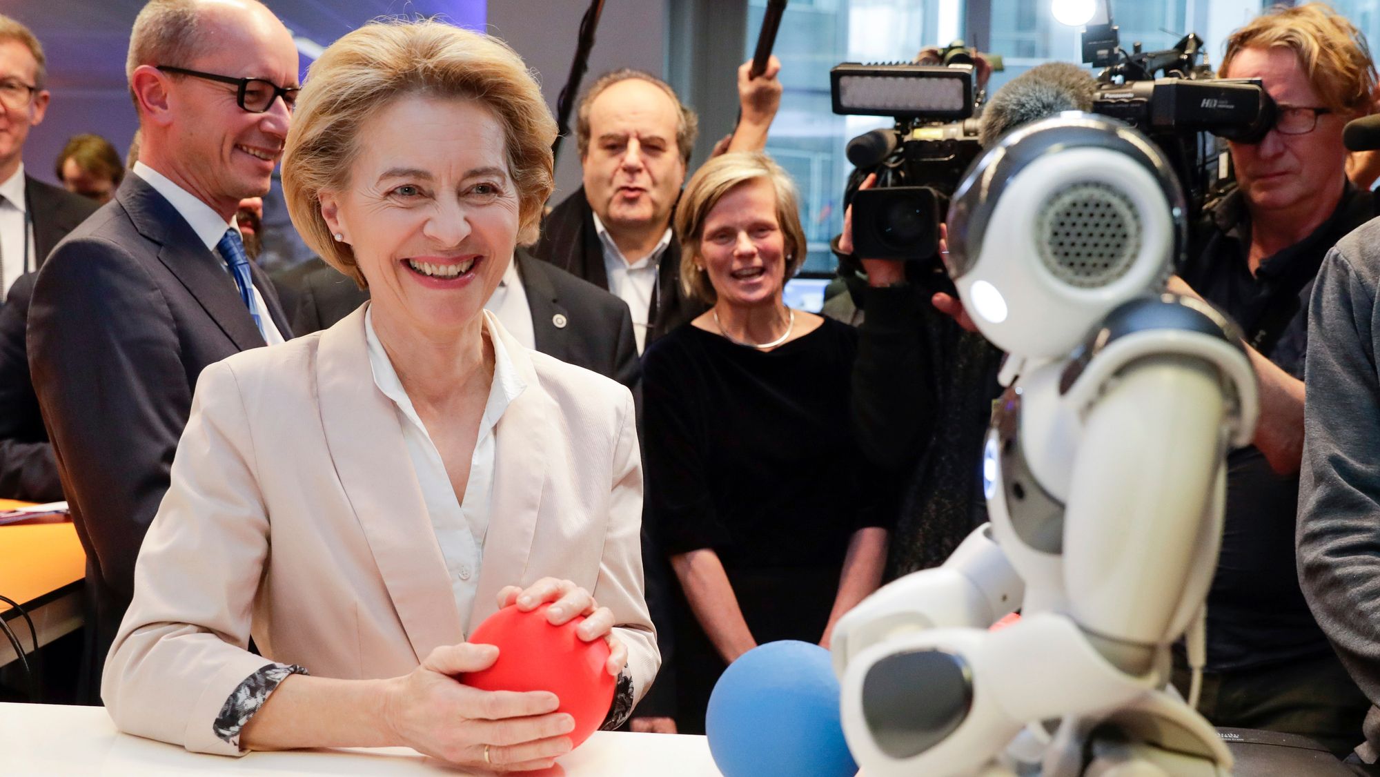 Ursula von der Leyen besøkte et senter for kunstig intelligens ved Brussels frie universitet dagen før hun presenterte EU-kommisjonens digitale strategi.