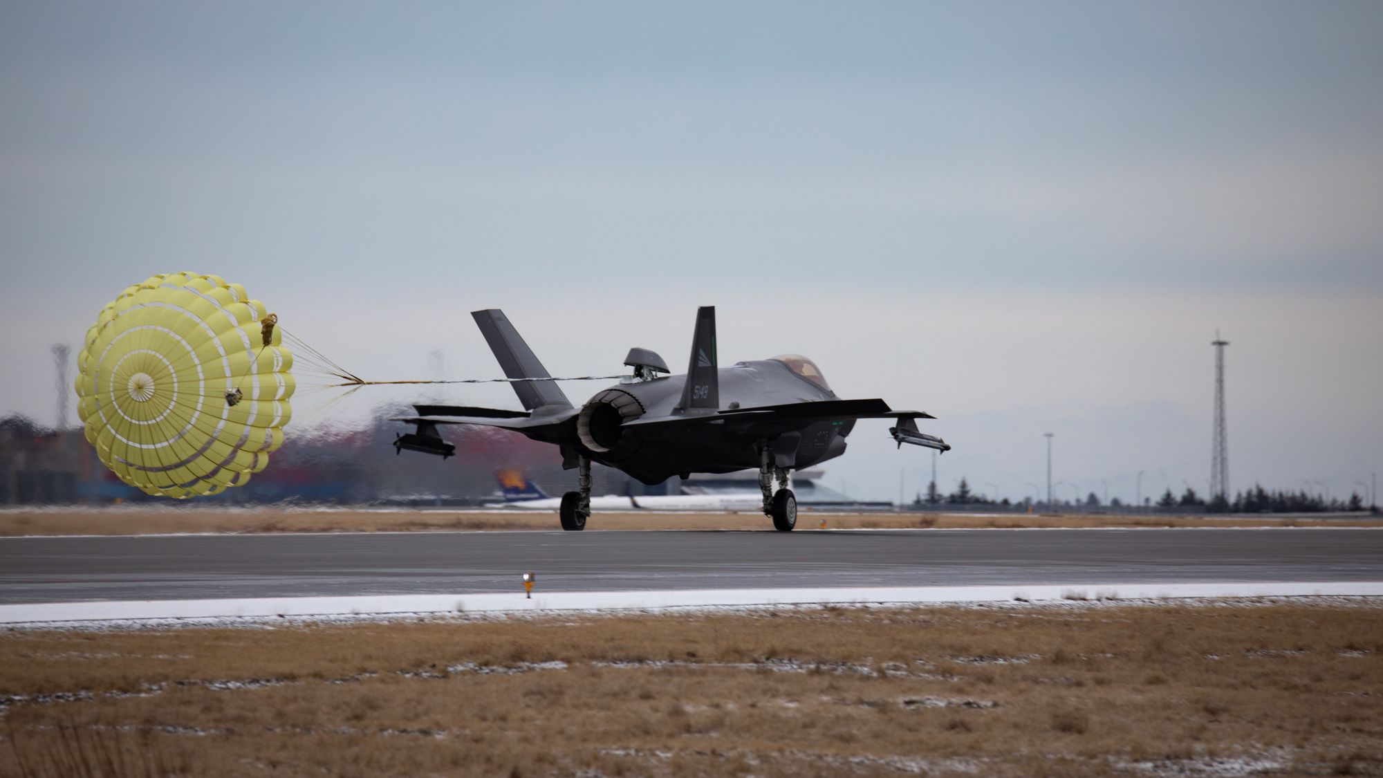 Et norsk F-35A lander på Keflavik og forberedes nå på Nato-oppdraget «Iceland Air Policing»