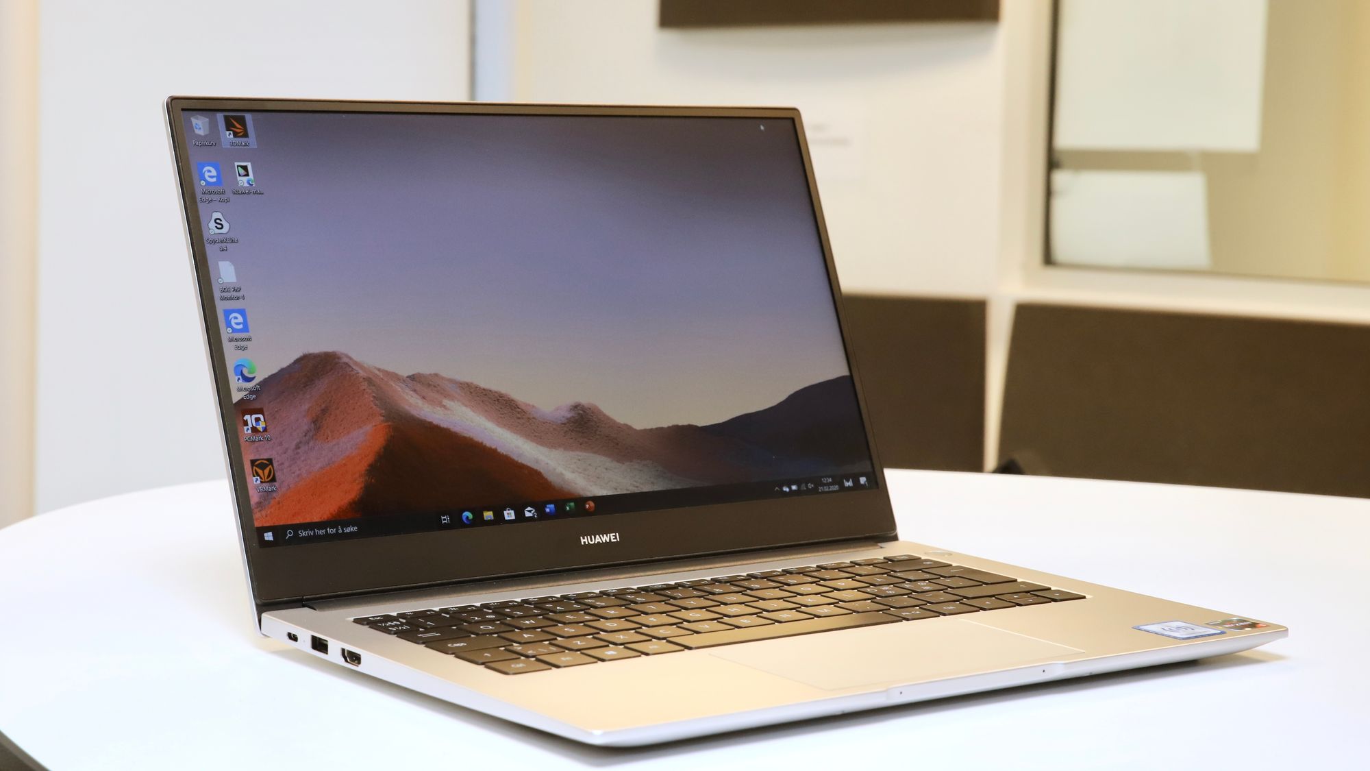 Huawei Matebook D14 har kabinett i aluminium og ser ut som om den koster mer enn den gjør.